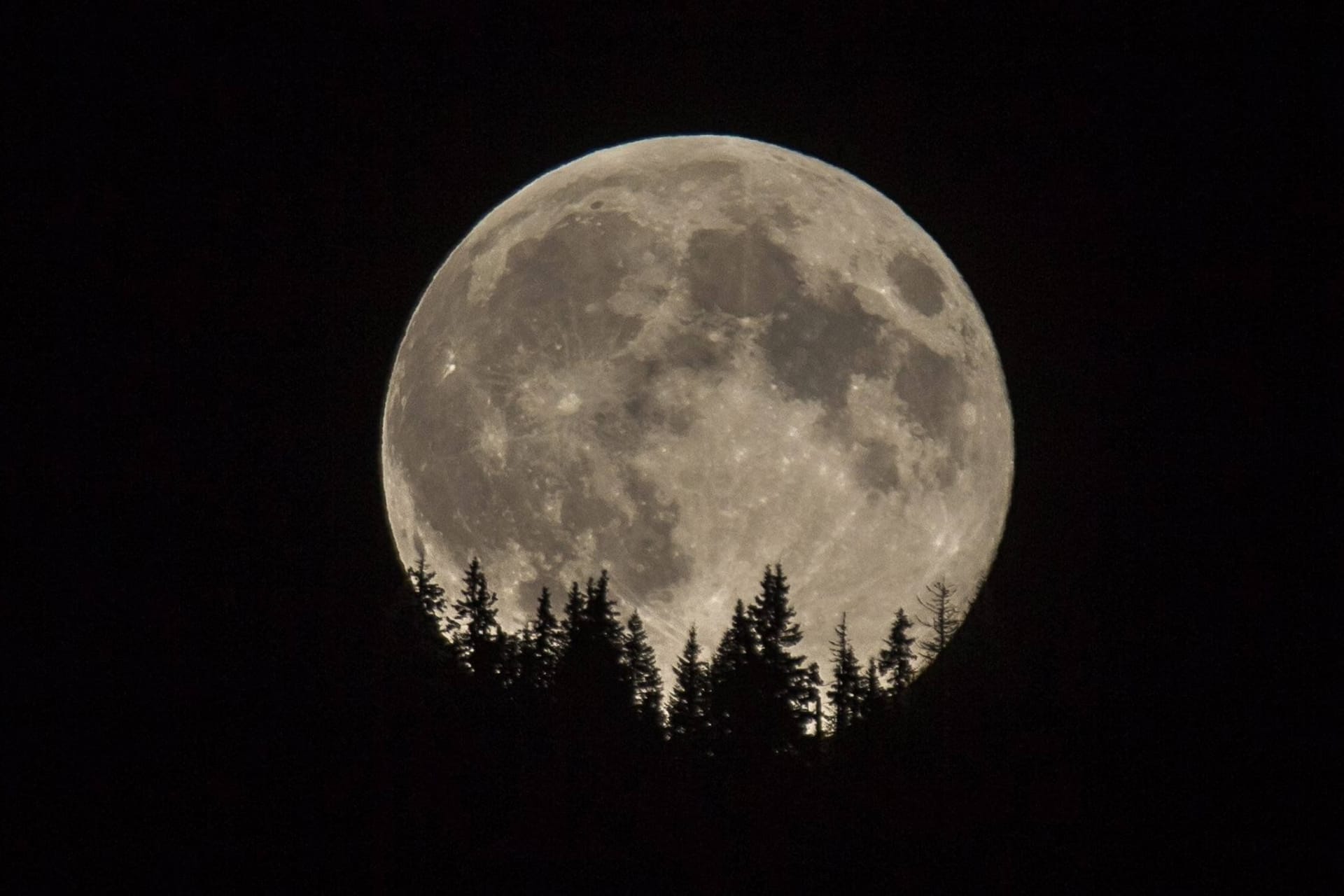 Auch wenn es so scheint – Sonne, Mond und Sterne sind nicht gleich weit entfernt.