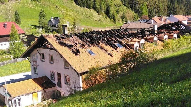 Das "Weiße Rössl" mit total zerstörtem Dach. Die Initiative Denkmalschutz schrieb: "Totalbankrott des Denkmalschutzes in Gries am Brenner. Ein Jahr nach Brand noch immer keine Schutzabdeckung".