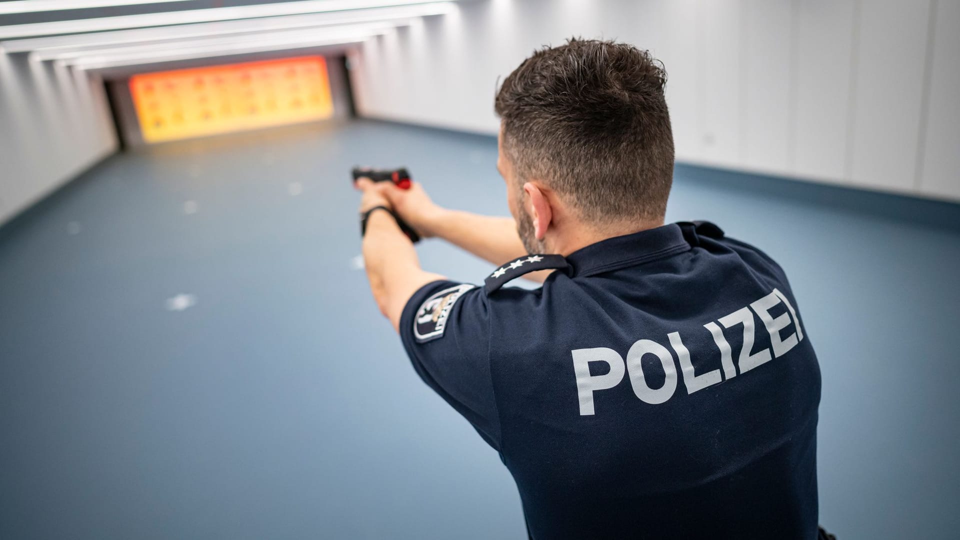 ARCHIV - 04.03.2022, Berlin: Ein Polizist der Berliner Polizei steht mit Übungswaffe im Schießstand des Einsatztrainingszentrums der Berliner Polizei. (zu dpa: «Marode Schießstände - rund 11,5 Millionen Euro ausgezahlt»)