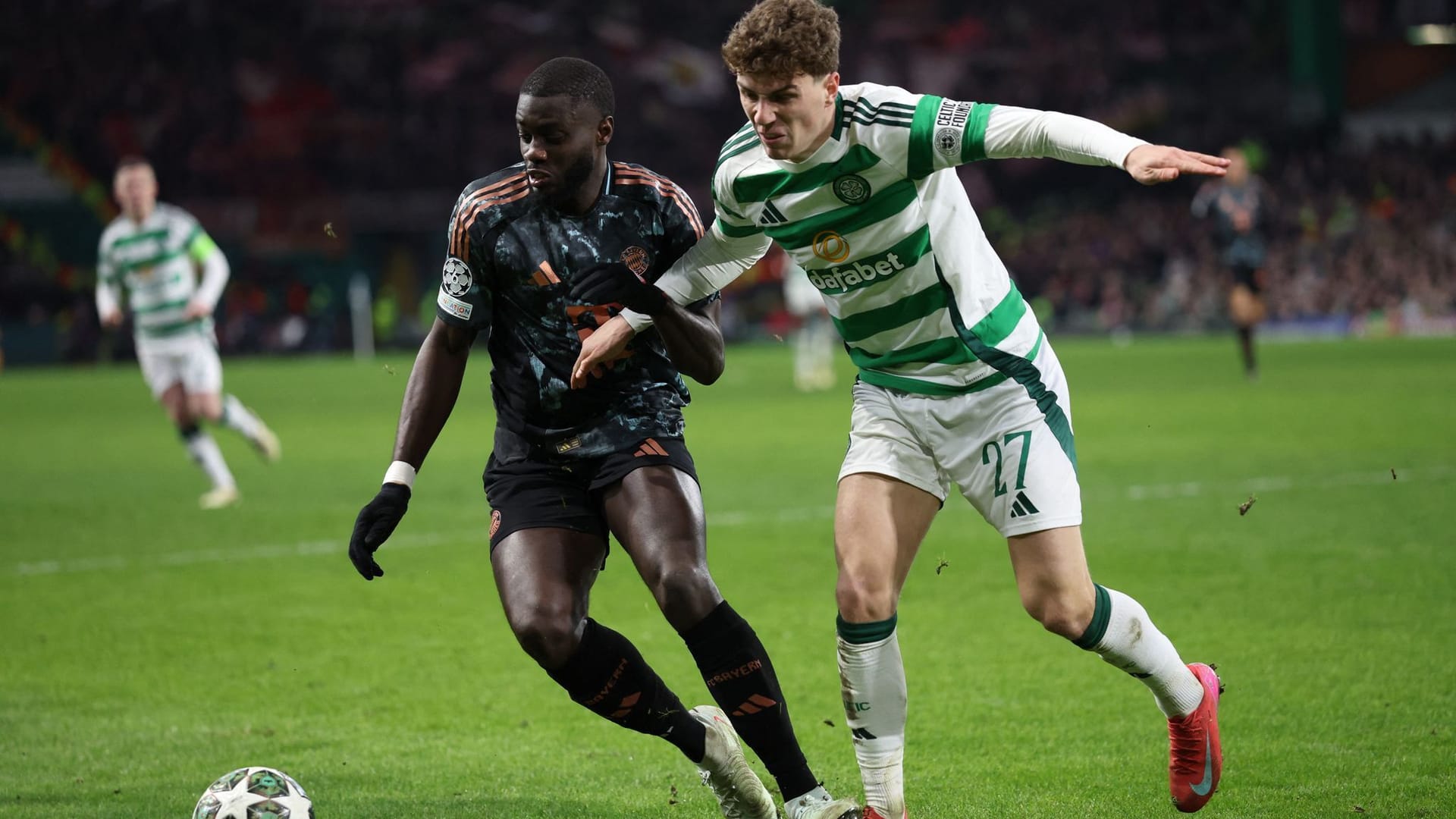 Dayot Upamecano (l.) im Duell mit Arne Engels.