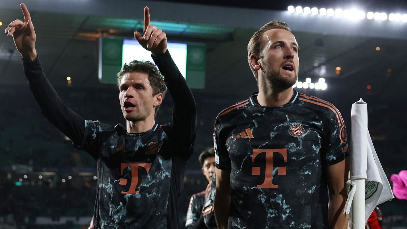 Thomas Müller (l.) und Harry Kane feiern den Sieg der Bayern: In Glasgow erlebten die Münchner einen spannenden Abend.