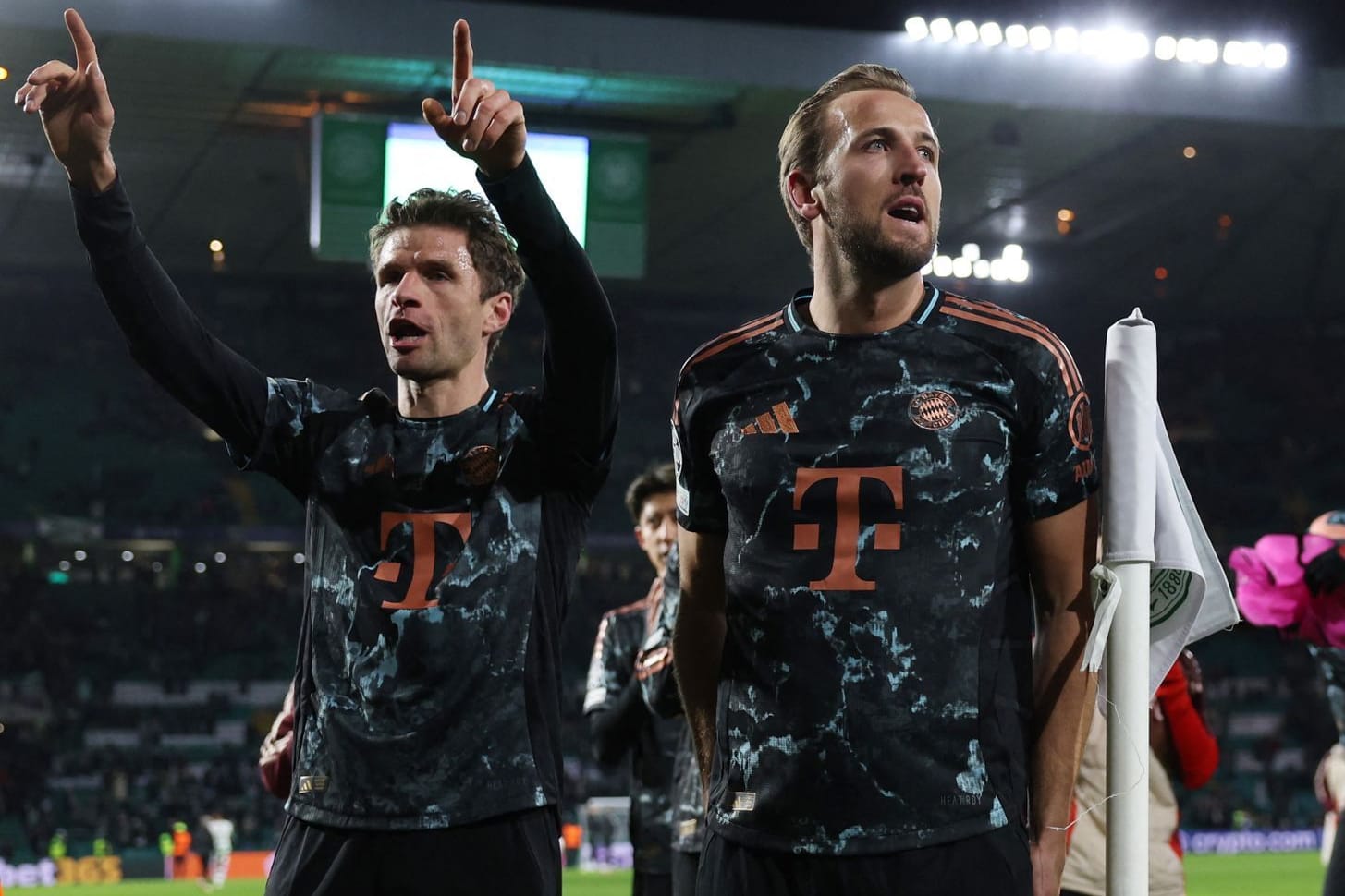 Thomas Müller (l.) und Harry Kane feiern den Sieg der Bayern: In Glasgow erlebten die Münchner einen spannenden Abend.