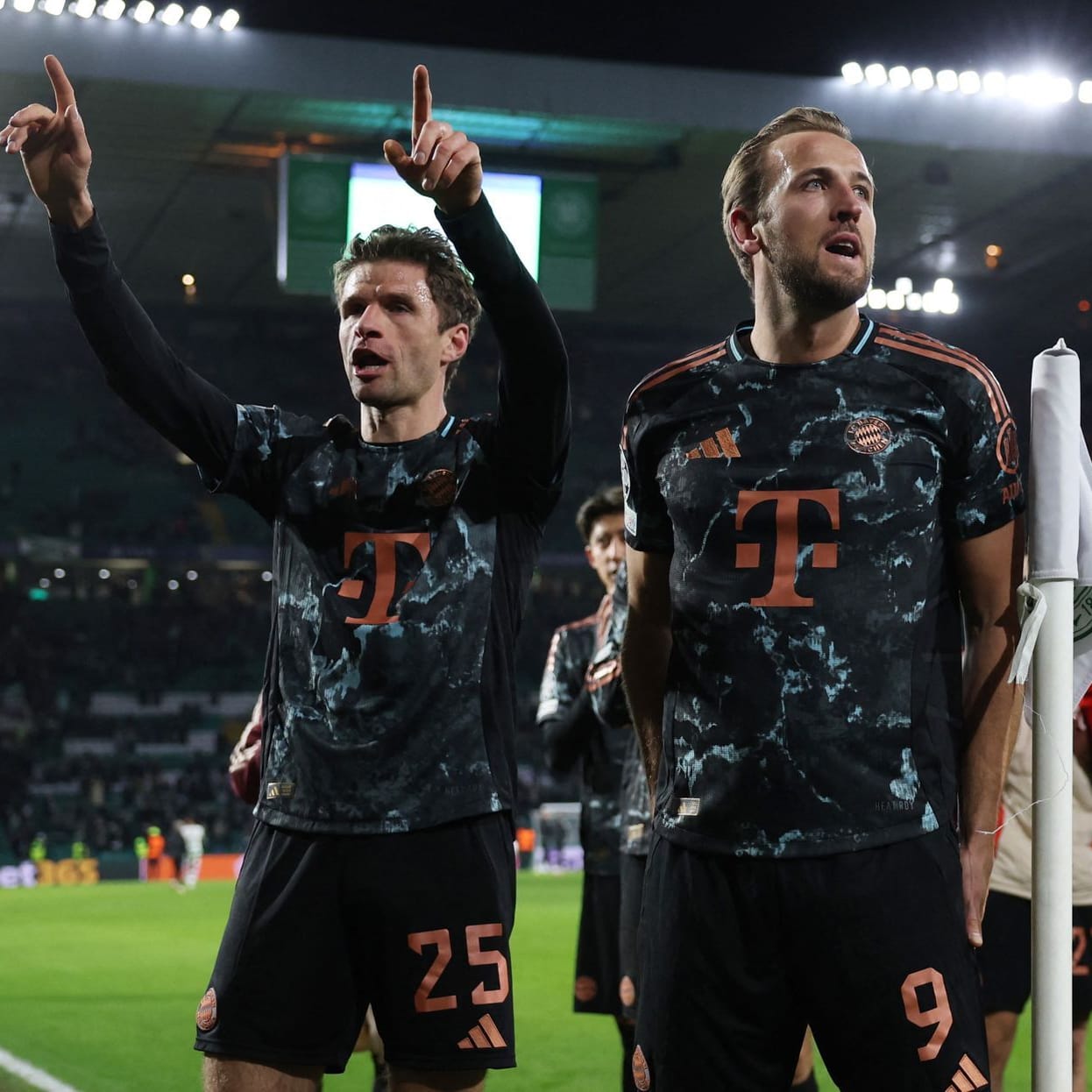 Thomas Müller (l.) und Harry Kane feiern den Sieg der Bayern: In Glasgow erlebten die Münchner einen spannenden Abend.