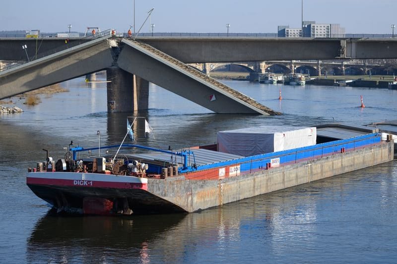 Ein Frachtschiff aus Tschechien fährt unter der teileingestürzten Carolabrücke hindurch. Aufgrund des Teileinsturzes der Carolabrücke in Dresden konnte seit dem 11. September 2024 kein Schiff mehr von und nach Tschechien die Elbe passieren. Nach fast fünf Monaten wird nun am 03. Februar 2025 die Güterschifffahrt in diesem Bereich wieder schrittweise freigegeben.