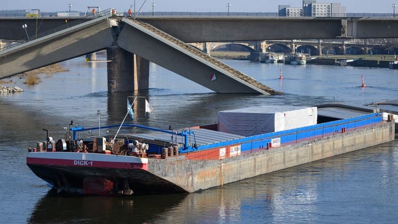 Ein Frachtschiff aus Tschechien fährt unter der teileingestürzten Carolabrücke hindurch. Aufgrund des Teileinsturzes der Carolabrücke in Dresden konnte seit dem 11. September 2024 kein Schiff mehr von und nach Tschechien die Elbe passieren. Nach fast fünf Monaten wird nun am 03. Februar 2025 die Güterschifffahrt in diesem Bereich wieder schrittweise freigegeben.