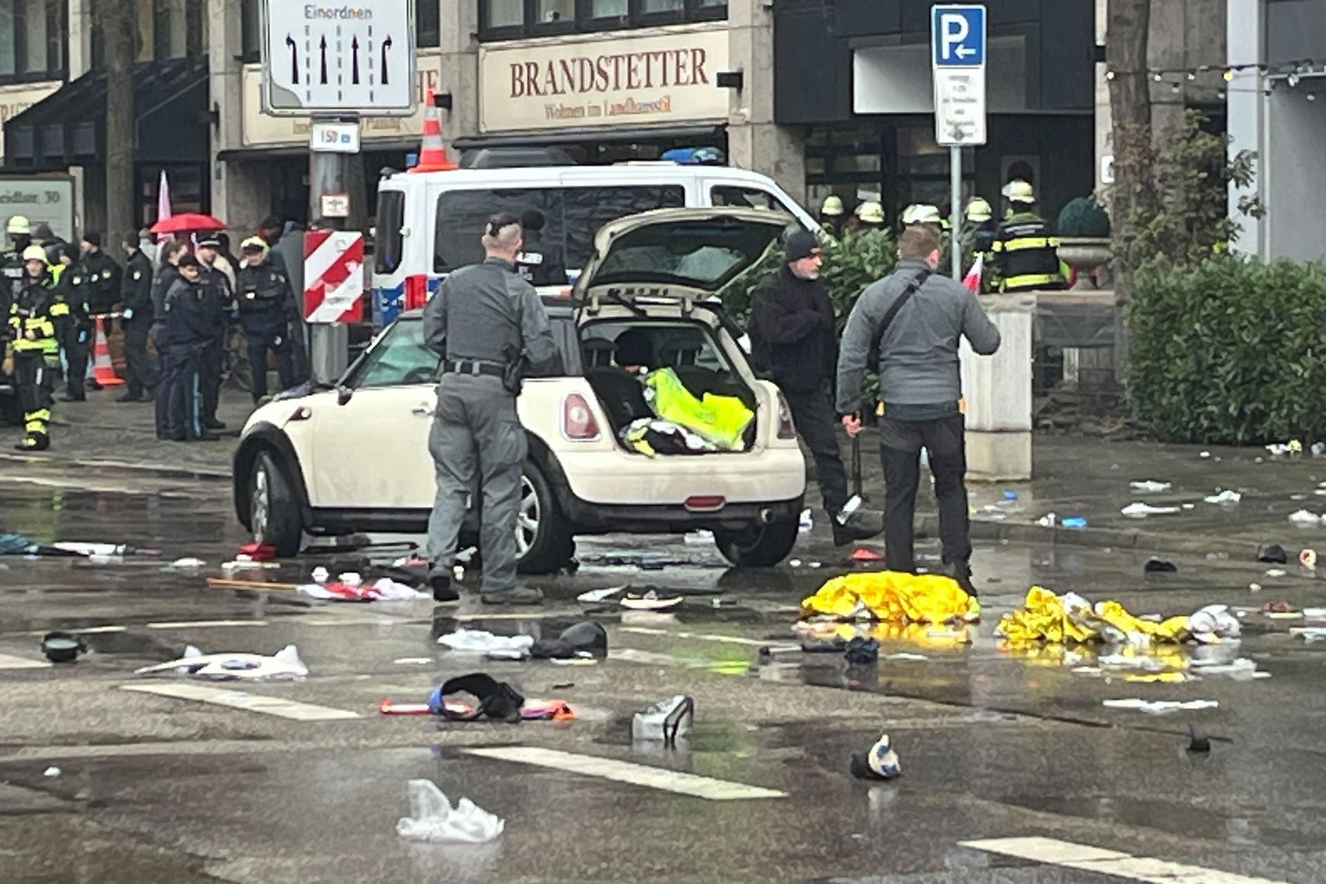 Auto in München in Menschengruppe gefahren