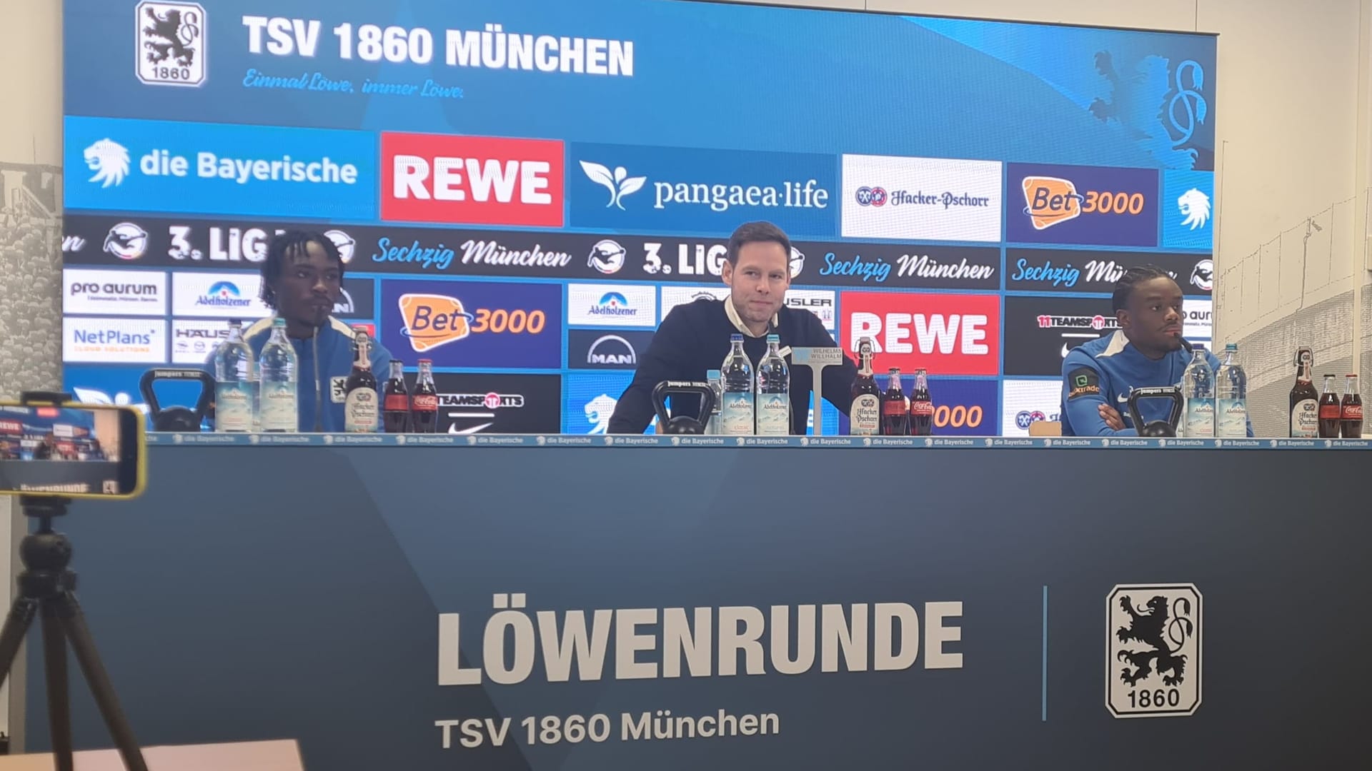 Sport-Geschäftsführer Christian Werner (m.) präsentiert seine beiden Neuverpflichtungen: Dickson Abiama (l.) und Anderson Lucoqui (r.) wollen bei den "Löwen" wieder durchstarten.