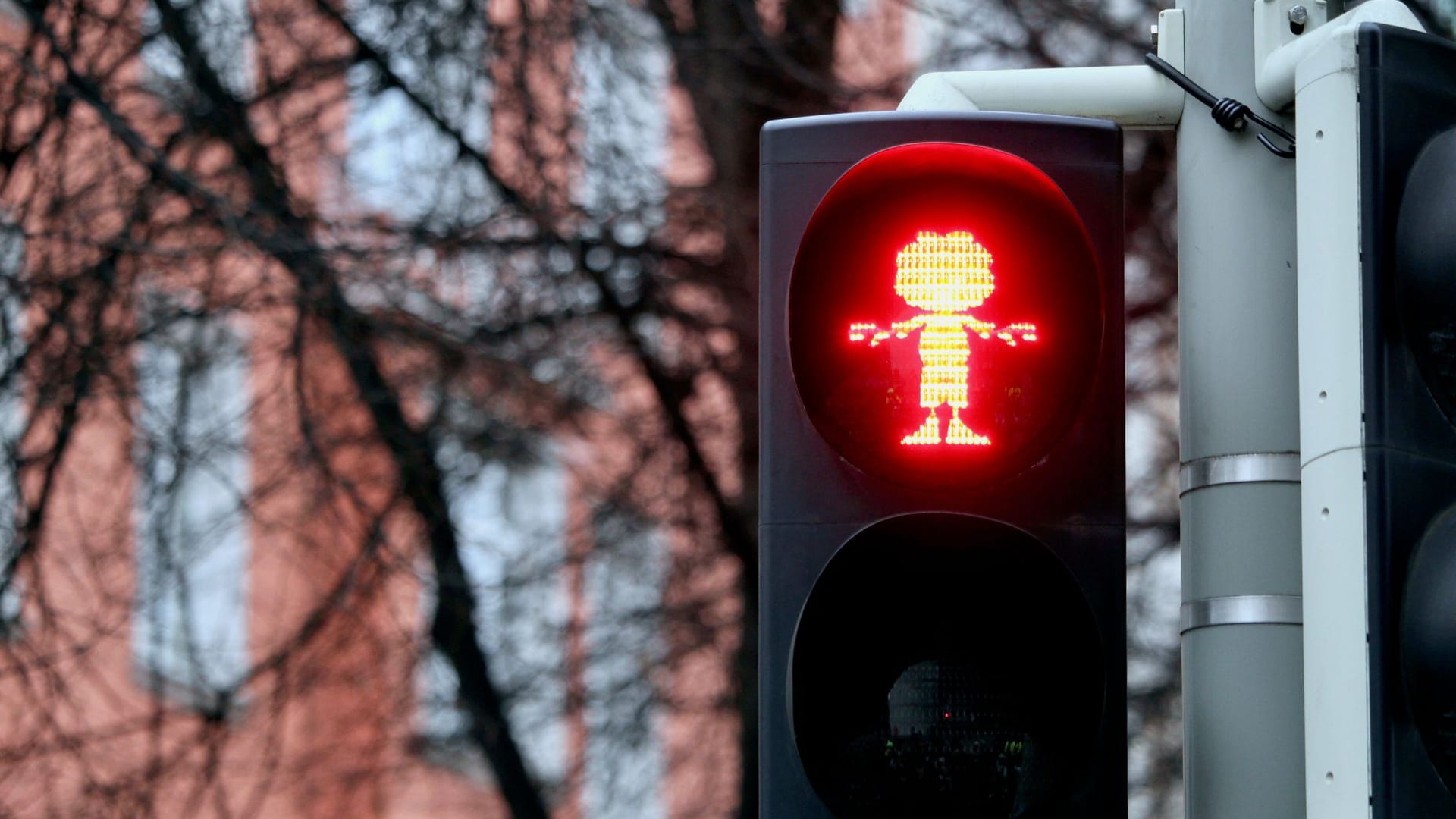 Stopp, alle müssen anhalten: Pumuckl ist erstmals als Ampelmännchen bei der Arbeit.