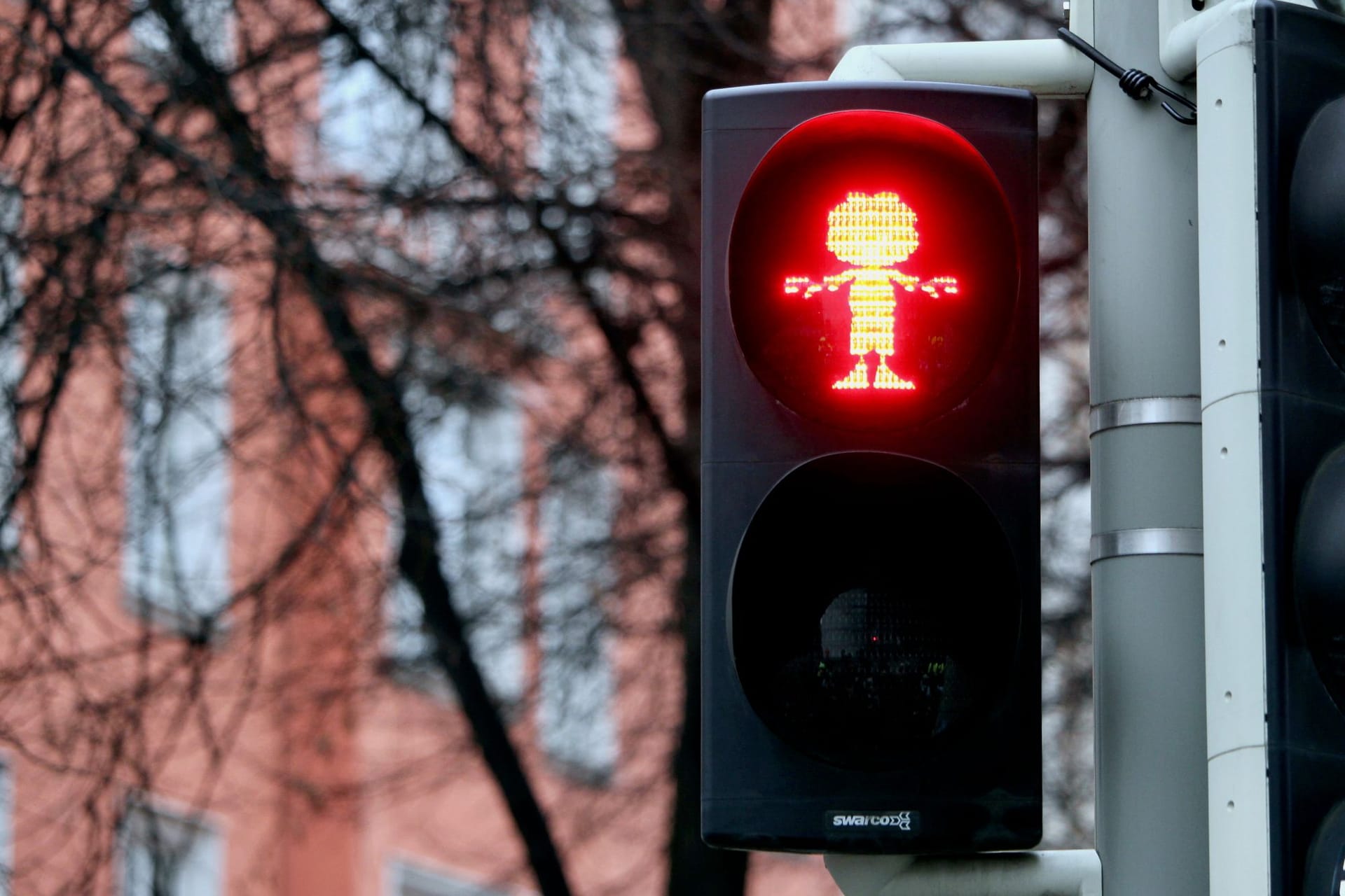 Stopp, alle müssen anhalten: Pumuckl ist erstmals als Ampelmännchen bei der Arbeit.