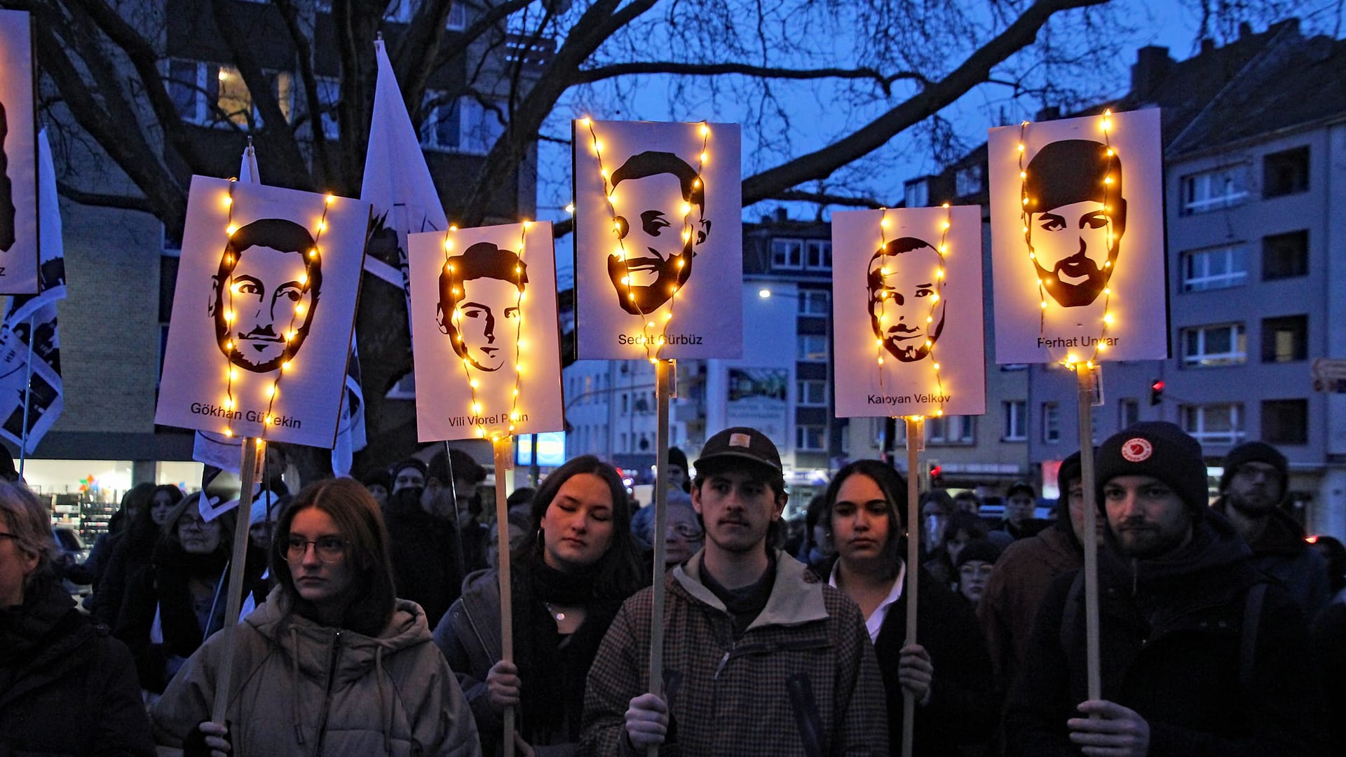 Mit Lichterketten geschmückt: Zum Gedenken wurden Bilder der neun Opfer des rechtsextremistischen Anschlags hochgehalten