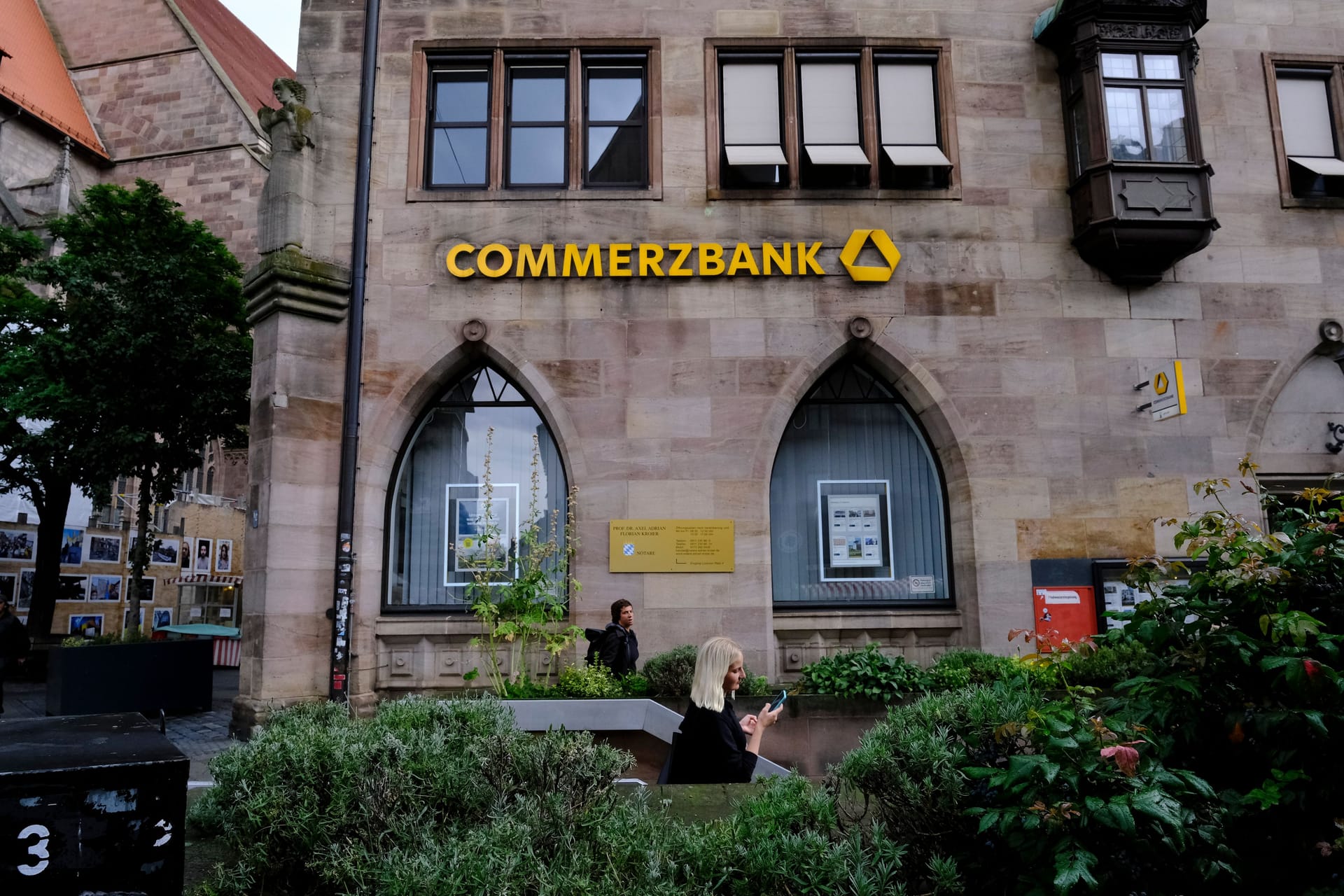 Eine Commerzbank-Filiale in Nürnberg (Archivbild): Welche Auswirkungen die Pläne auf die Standorte in der Frankenmetropole haben, ist noch unklar.