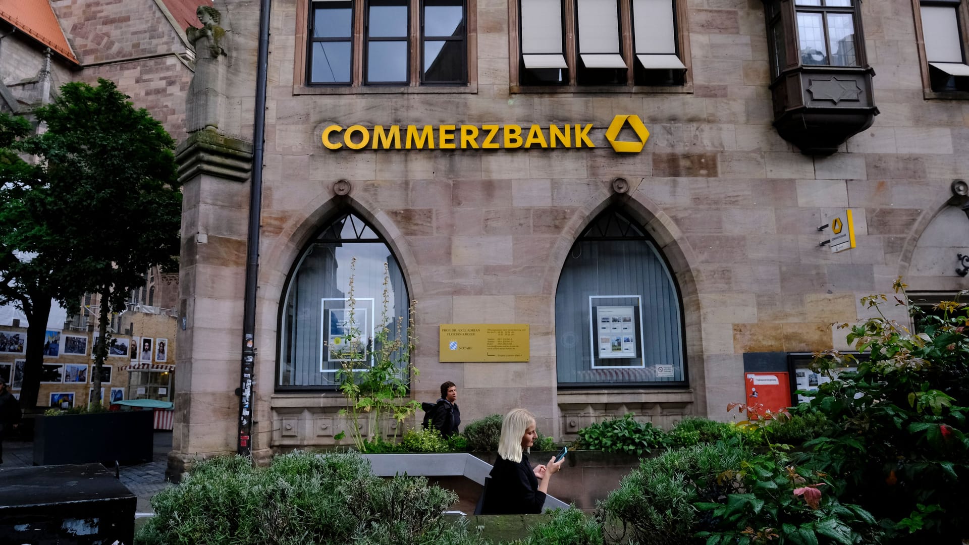 Eine Commerzbank-Filiale in Nürnberg (Archivbild): Welche Auswirkungen die Pläne auf die Standorte in der Frankenmetropole haben, ist noch unklar.