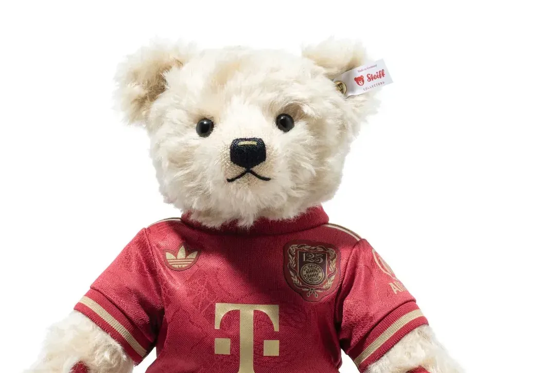 Das Foto des Teddybären auf der Webseite von Steiff.com: Er trägt das Sondertrikot.