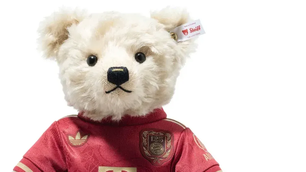 Das Foto des Teddybären auf der Webseite von Steiff.com: Er trägt das Sondertrikot.