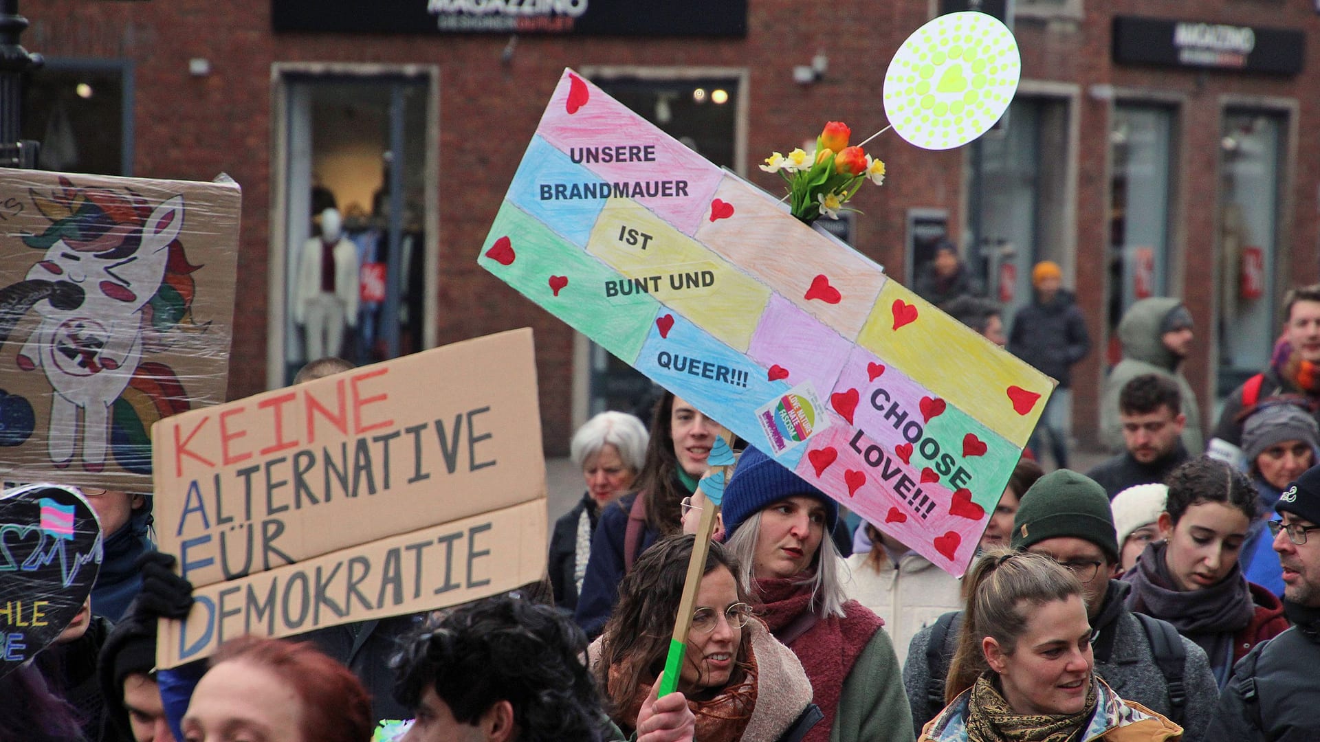 Die Menschen gingen am Samstag vor allem für die hart erkämpften Rechte der queeren Community auf die Straße.