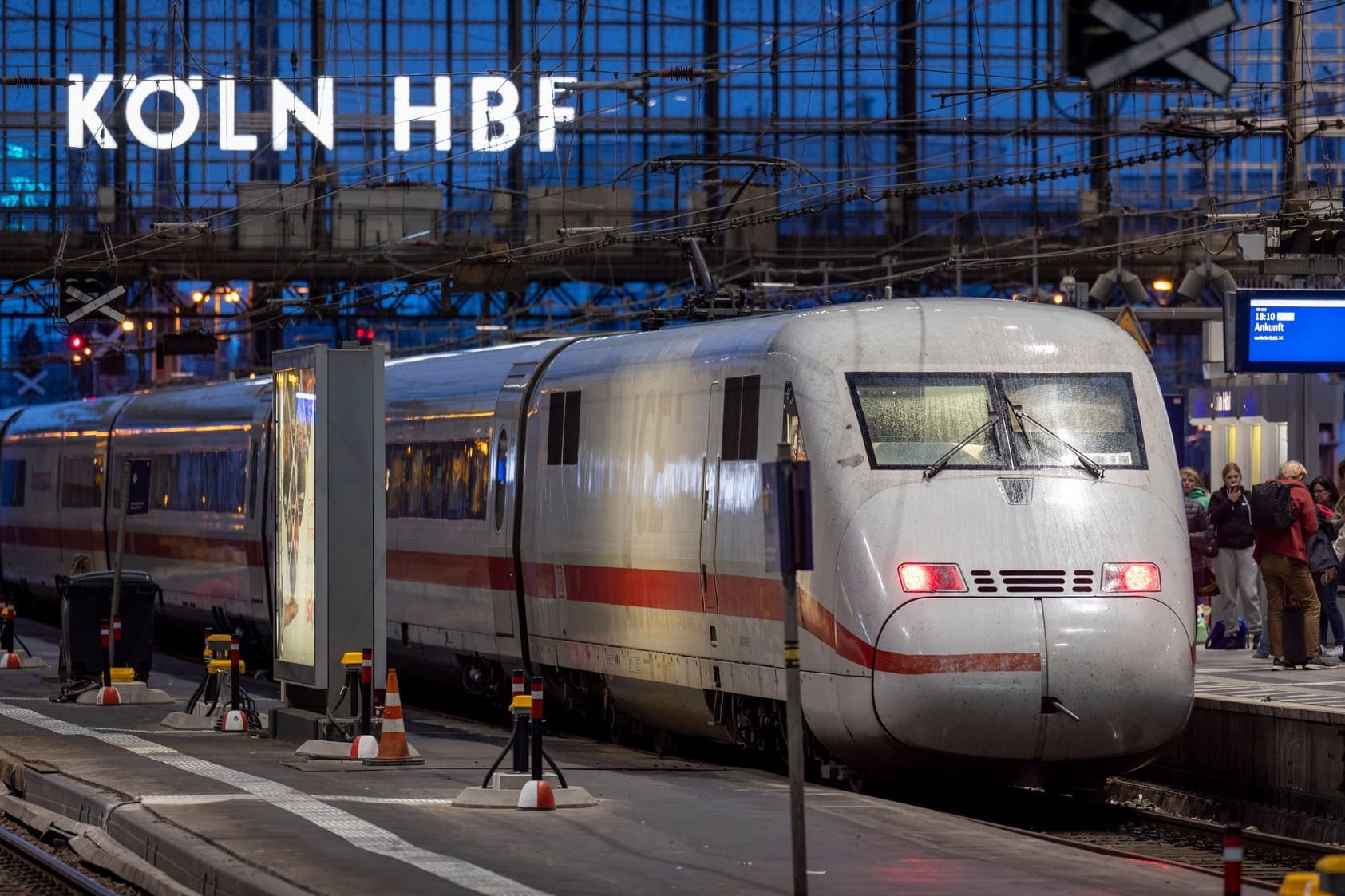 Kölner Hauptbahnhof wird für zwölf Stunden gesperrt