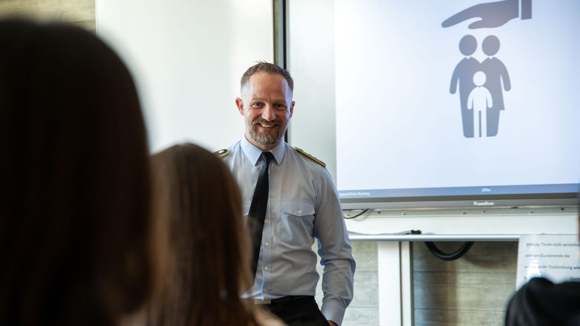 Jugendoffizier der Bundeswehr besucht Schulklasse