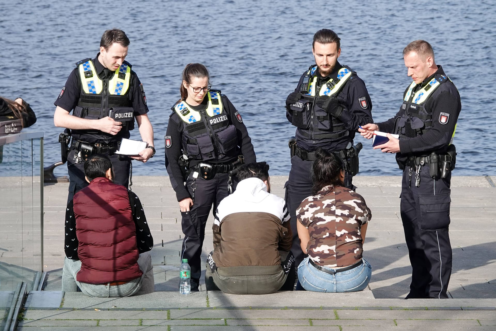 Polizeikontrollen am Jungfernstieg (Archivbild): Bei dem Einsatz stellten Polizei und Bundespolizei zahlreiche Verstöße fest.