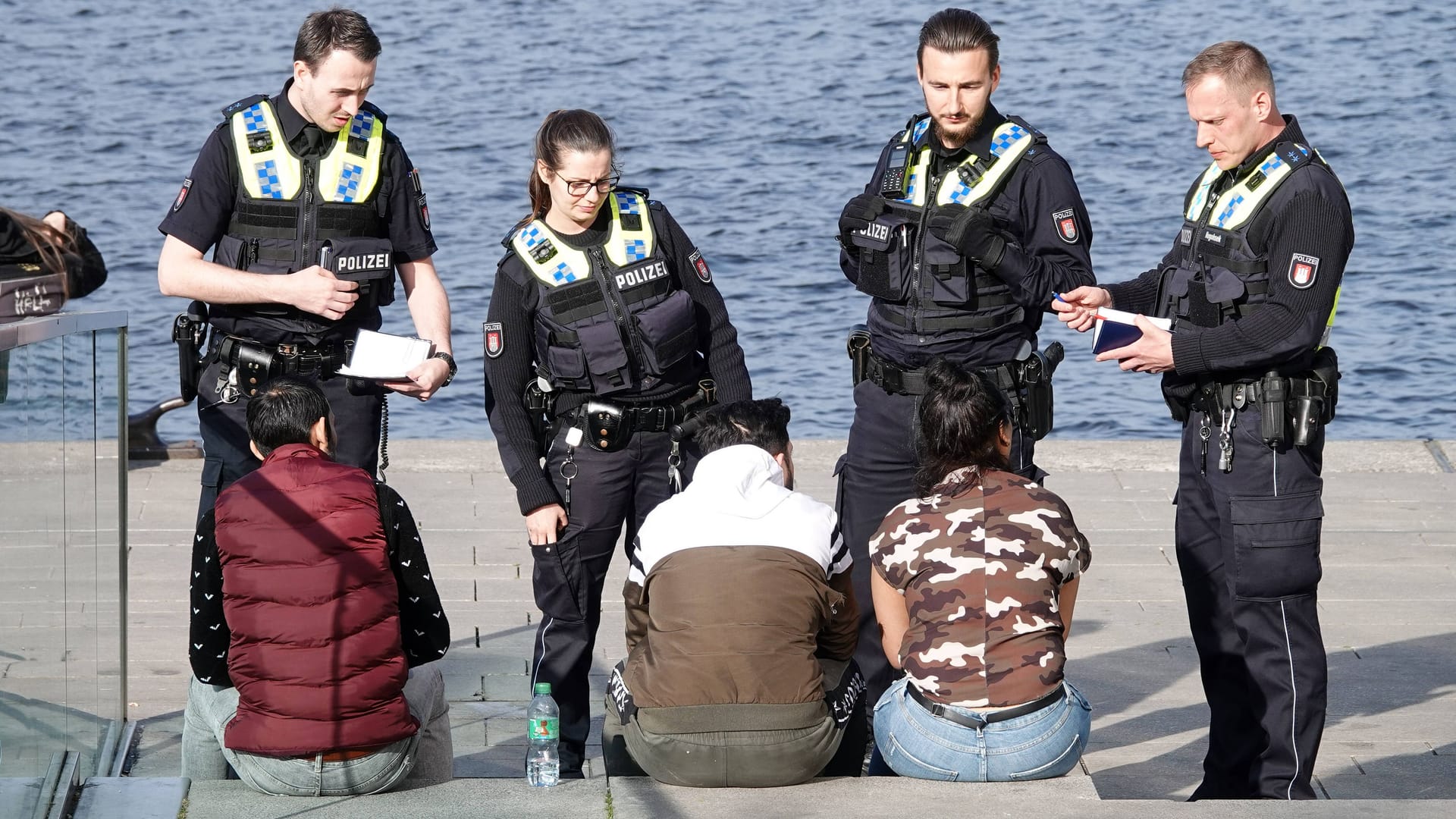 Polizeikontrollen am Jungfernstieg (Archivbild): Bei dem Einsatz stellten Polizei und Bundespolizei zahlreiche Verstöße fest.