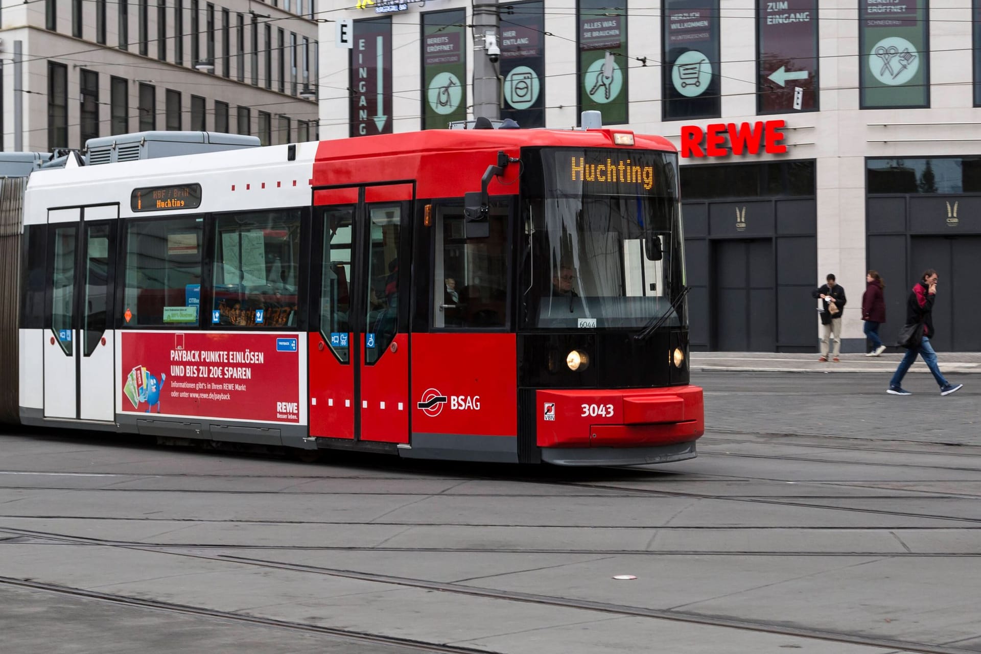 Straßenbahnlinie 1 in Richtung Huchting in Bremen (Symbolbild): Nach der Fahndung konnten die mutmaßlichen Täter schnell identifiziert werden.