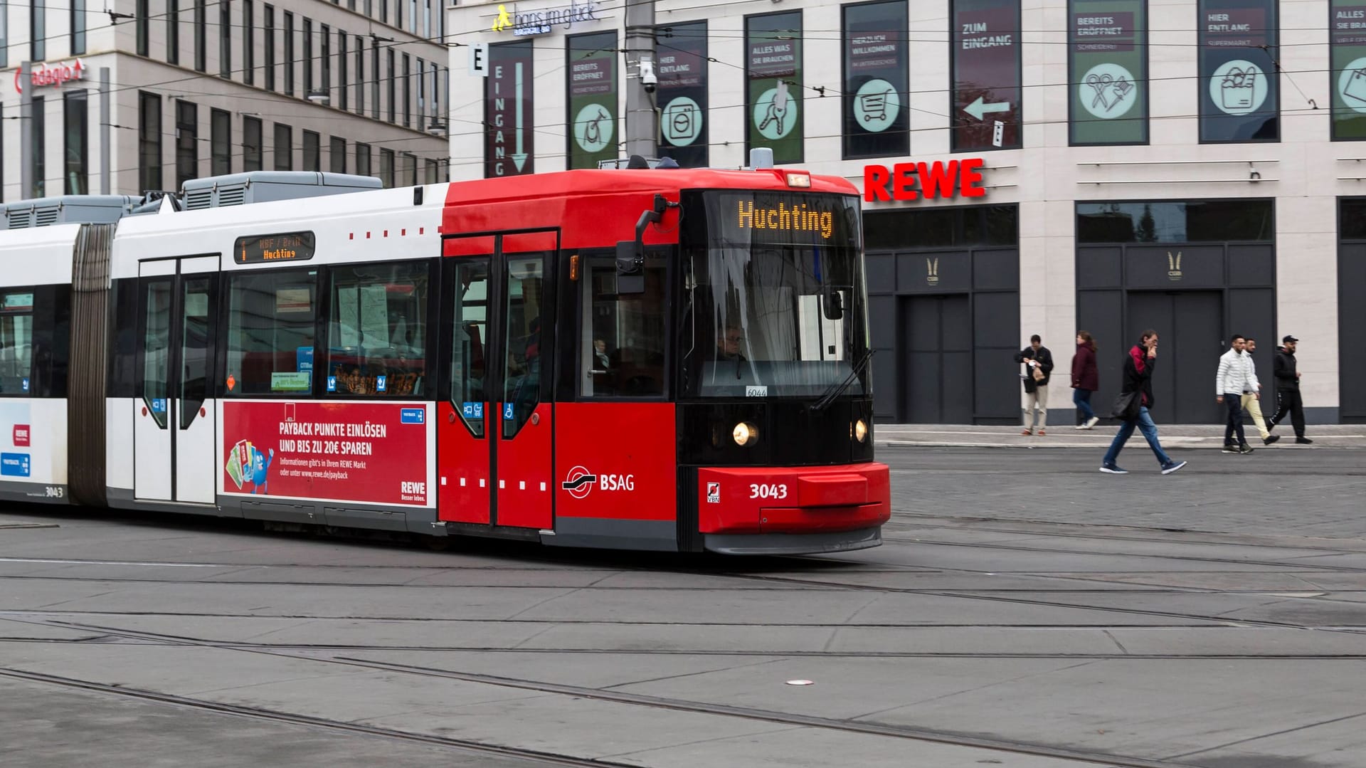 Straßenbahnlinie 1 in Richtung Huchting in Bremen (Symbolbild): Nach der Fahndung konnten die mutmaßlichen Täter schnell identifiziert werden.