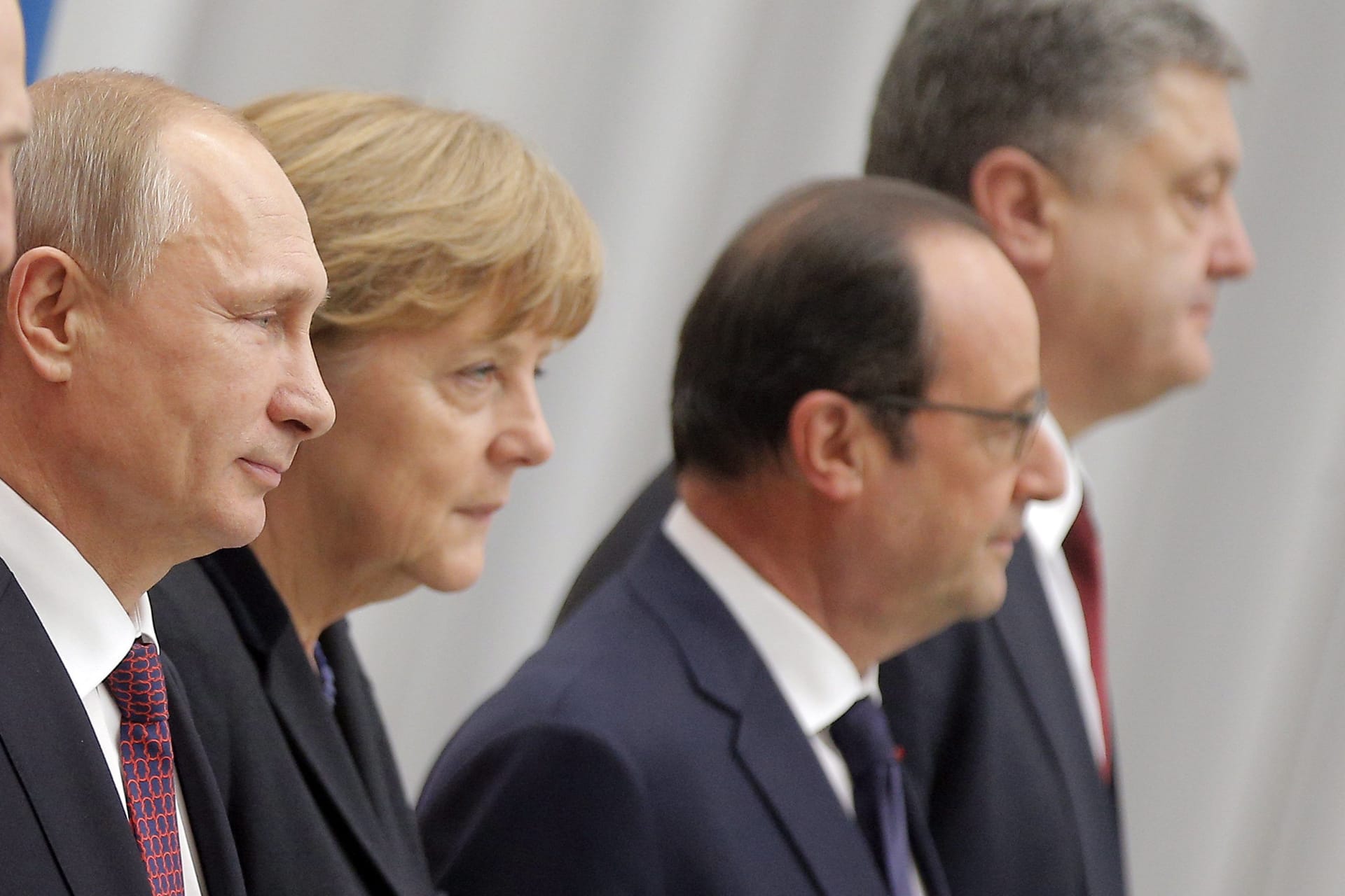 Wladimir Putin und Angela Merkel in Minsk 2015: Langfristigen Frieden hatte Russlands Präsident nicht im Sinn.