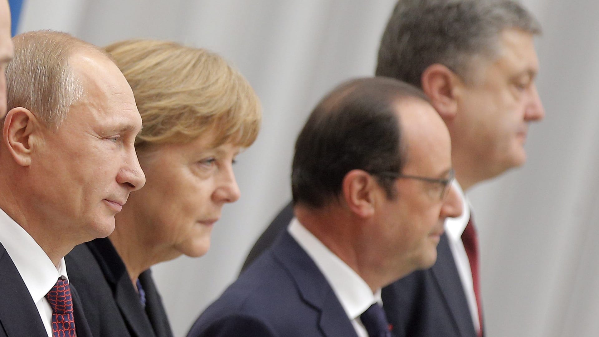 Wladimir Putin und Angela Merkel in Minsk 2015: Langfristigen Frieden hatte Russlands Präsident nicht im Sinn.