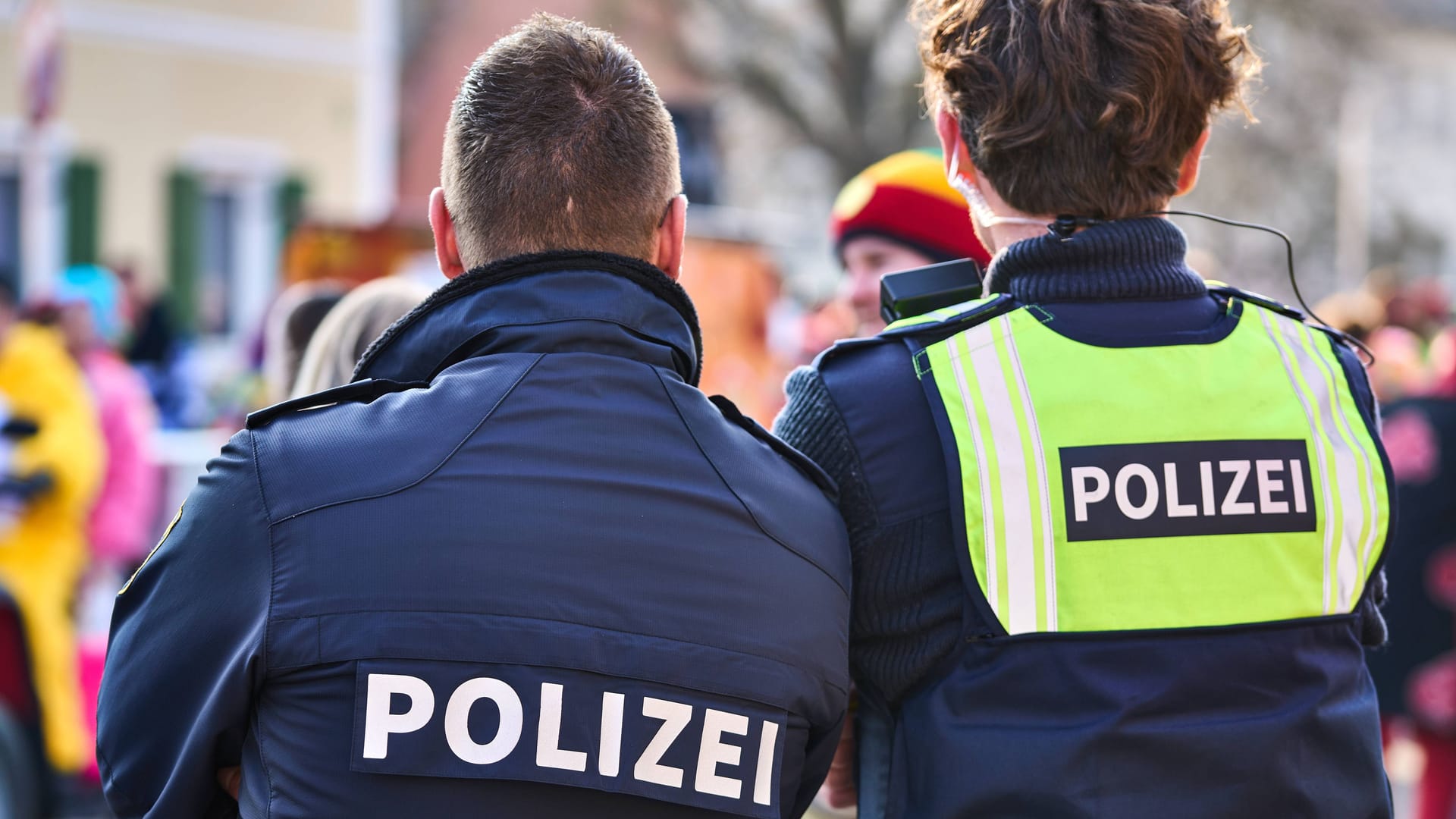 Polizisten sichern einen Faschingsumzug im bayerischen Mertingen.