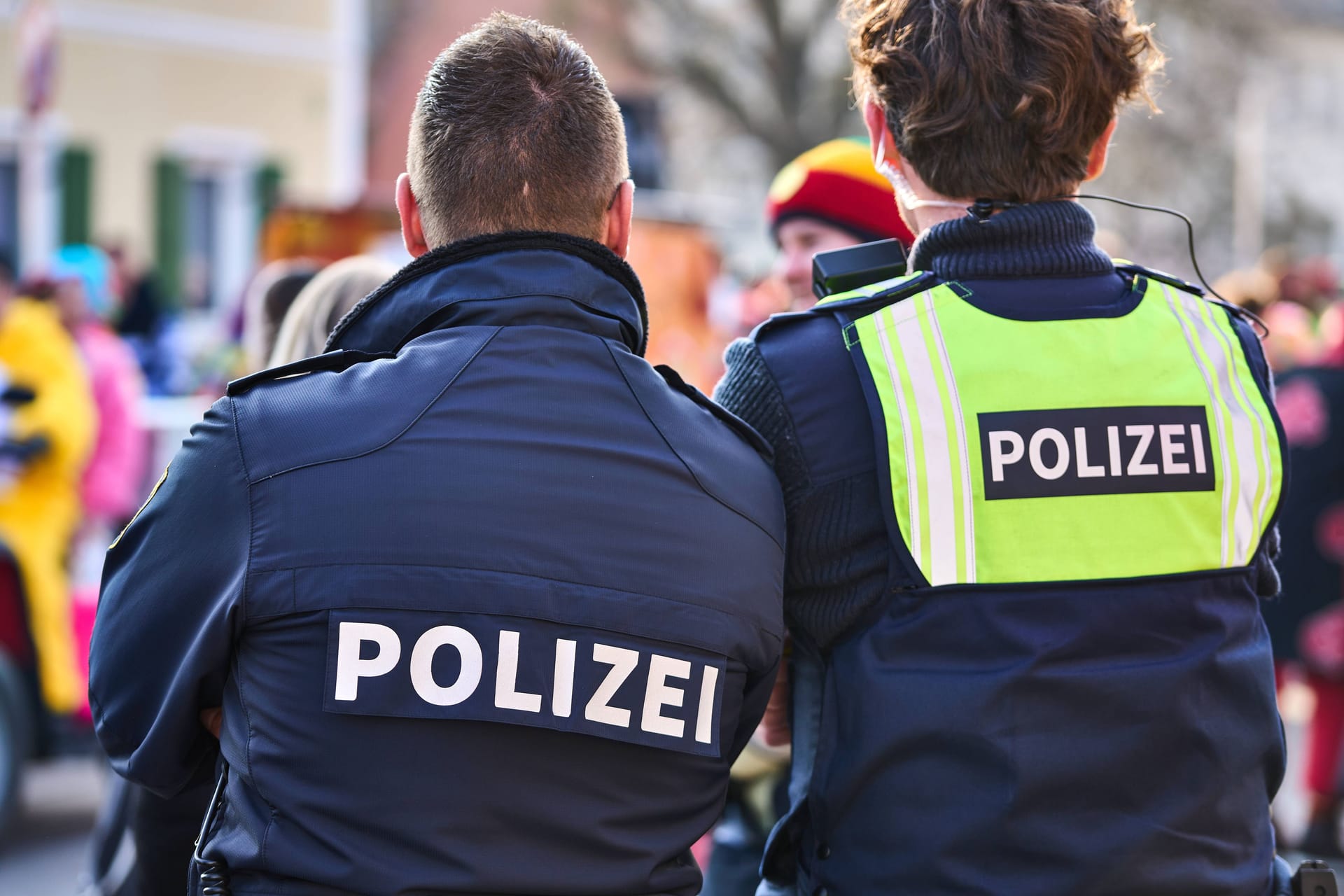 Polizisten sichern einen Faschingsumzug im bayerischen Mertingen.