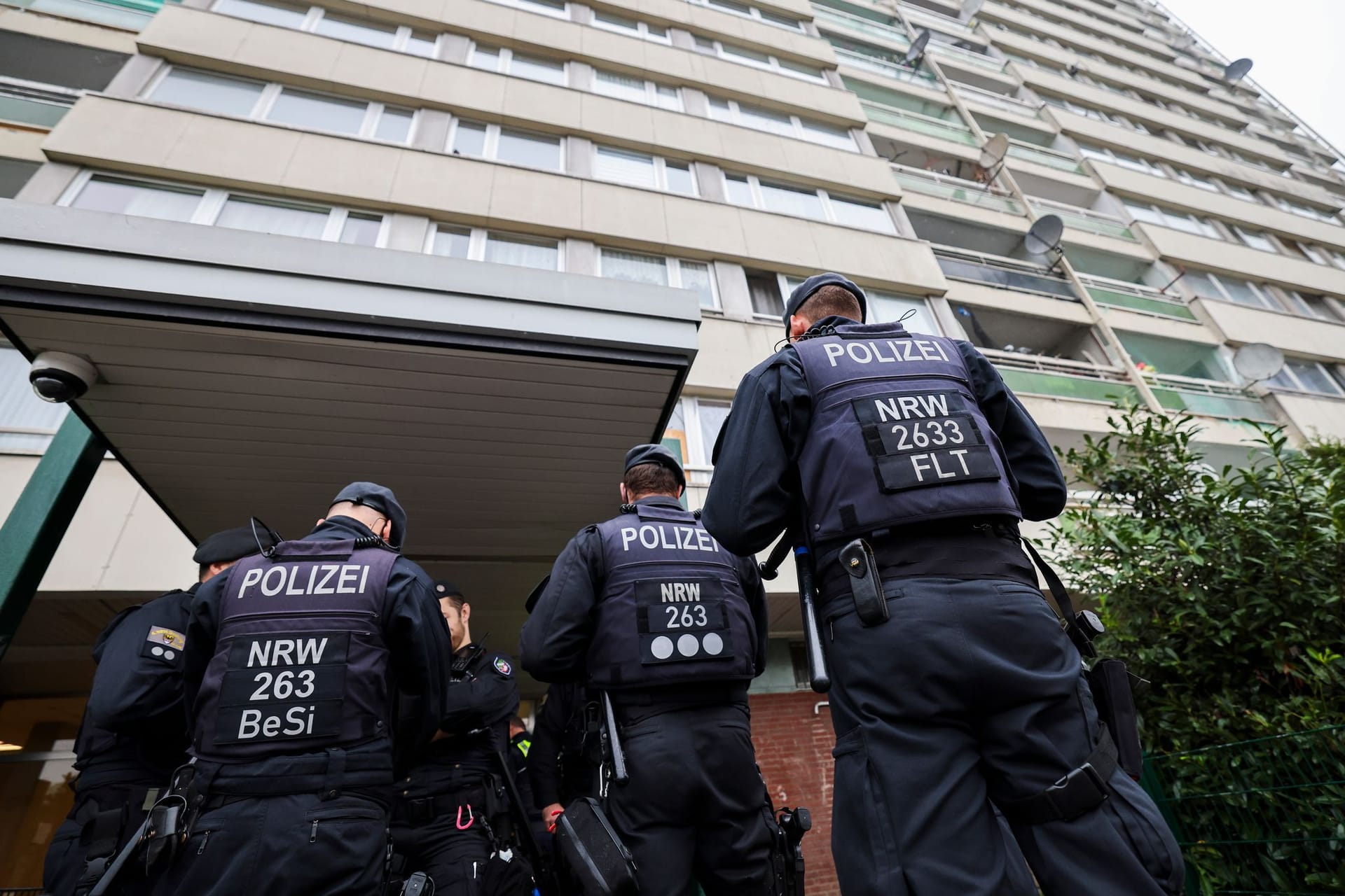 Meldekontrolle durch verschiedene Behörden am Problem-Hochhaus