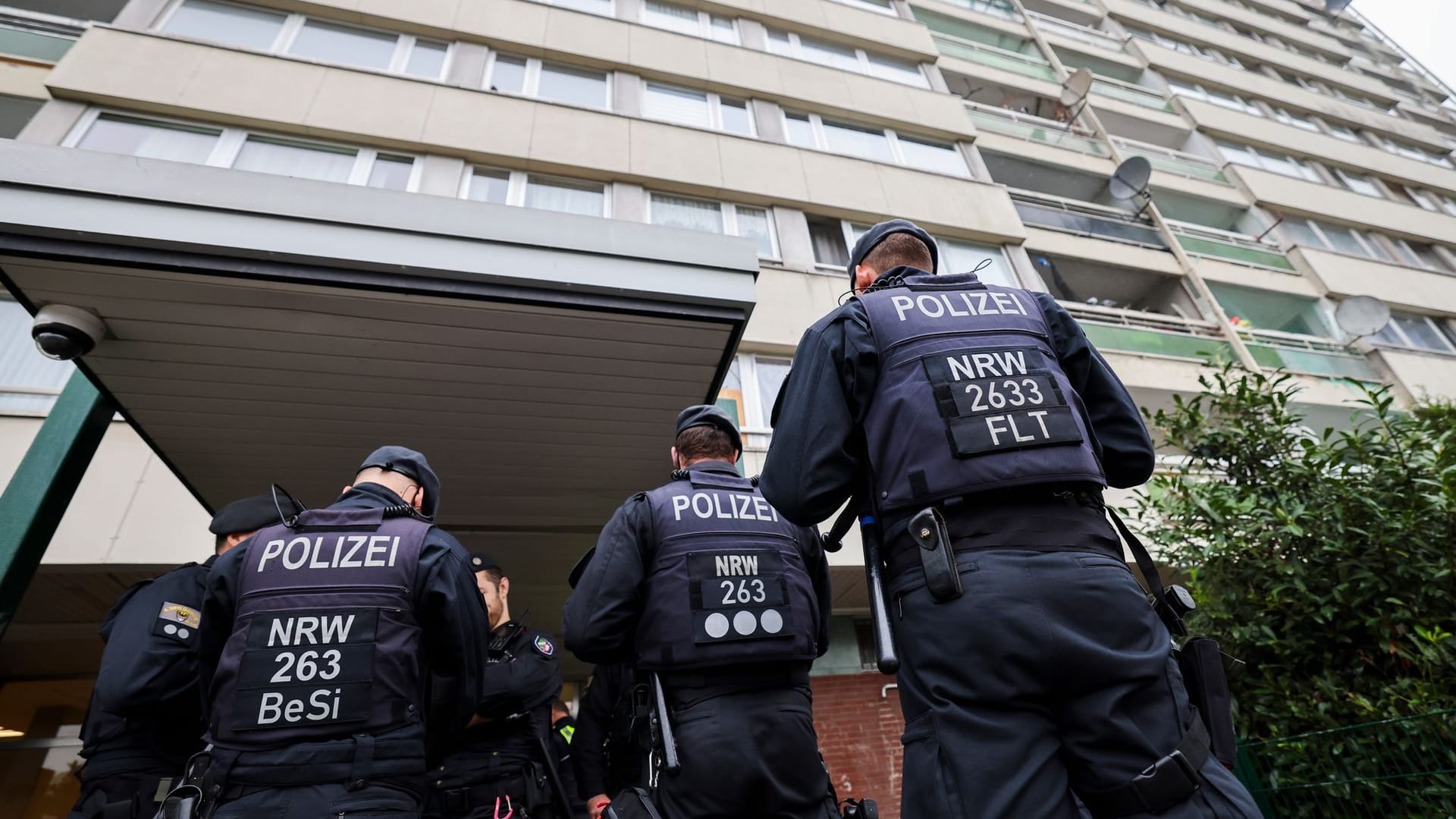 Meldekontrolle durch verschiedene Behörden am Problem-Hochhaus