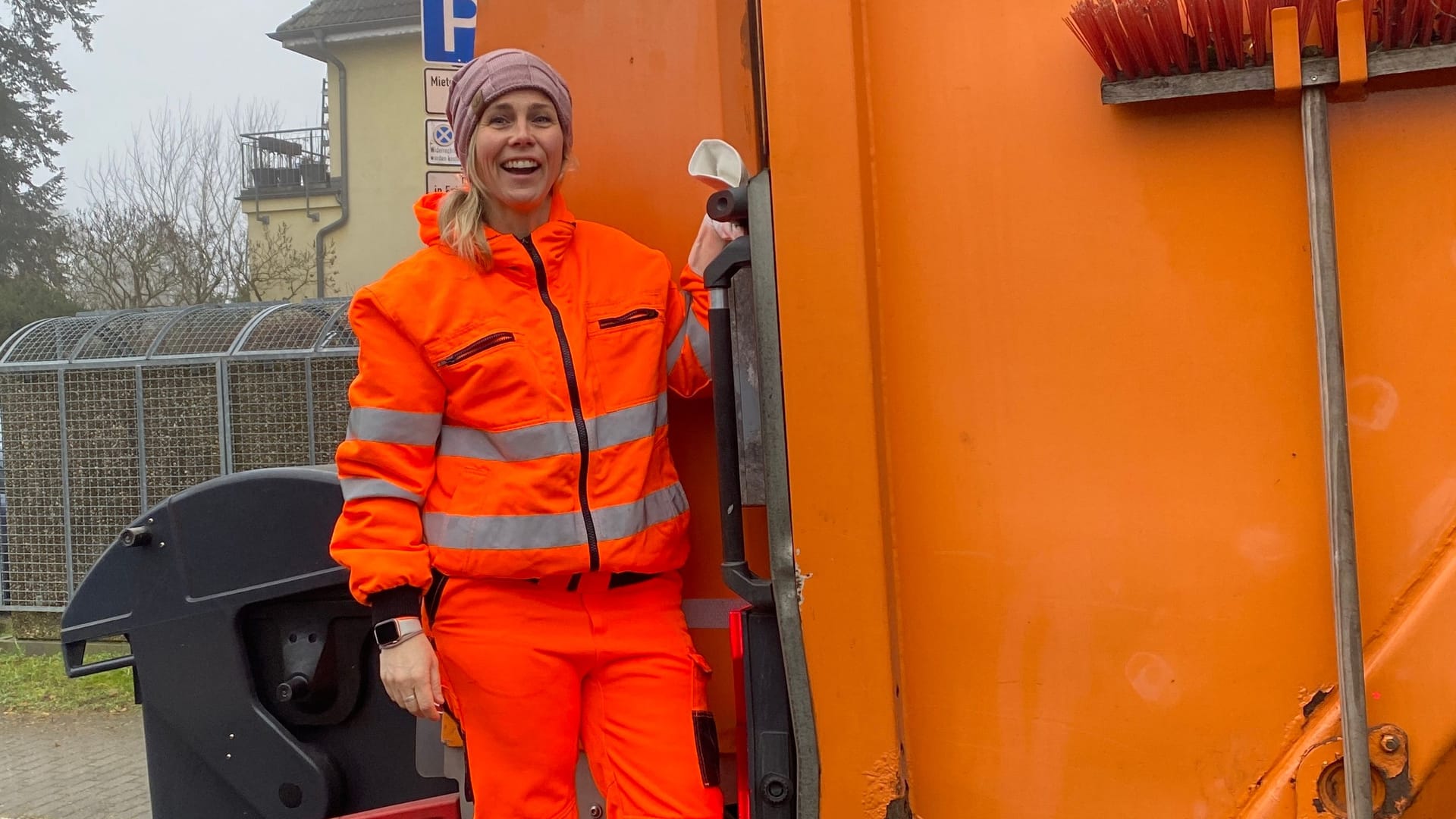 Tabea Gutschmit: Für ihren Social-Media-Auftritt posiert sie auf dem Tritt des Müllwagens.