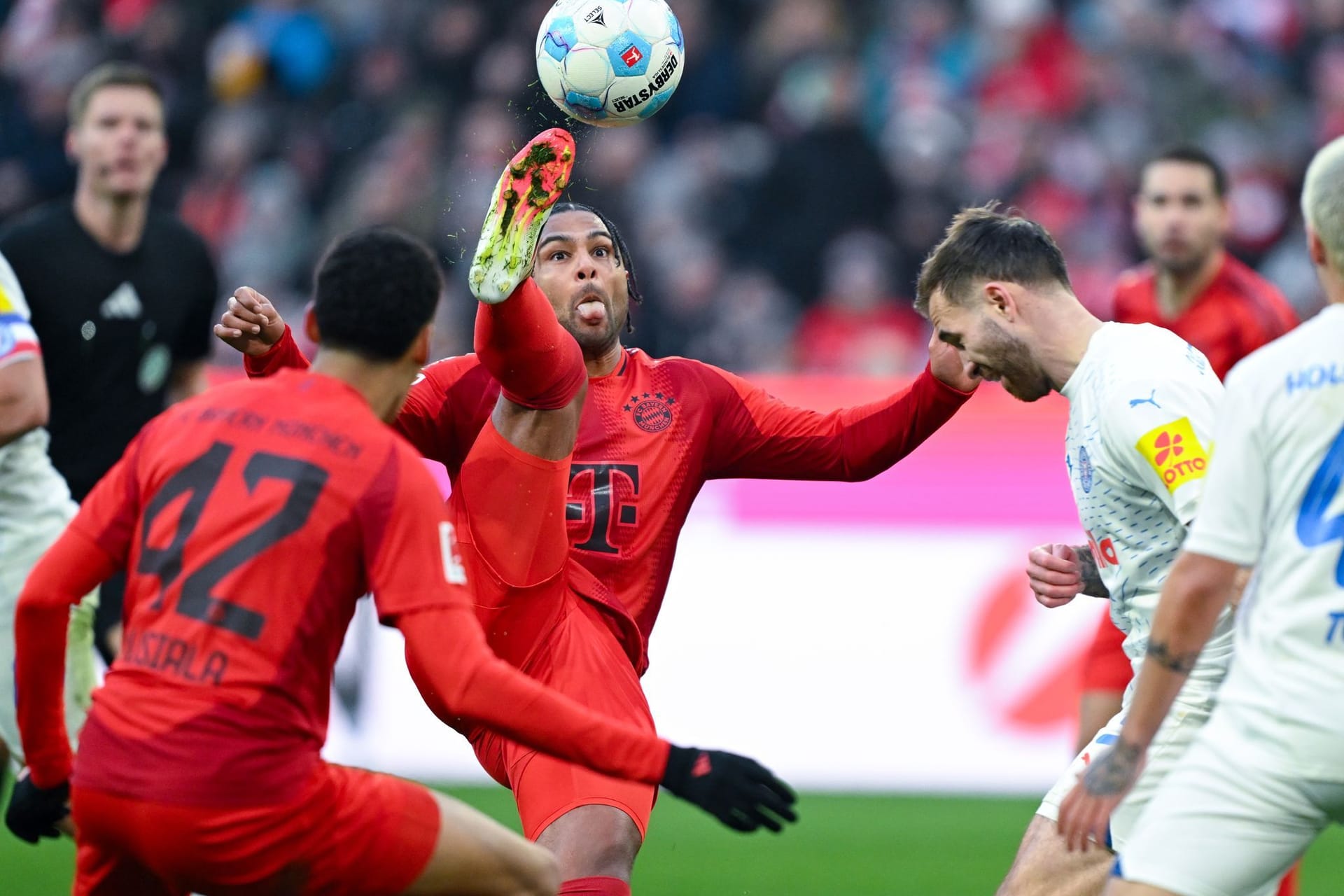 Serge Gnabry: Der Bayern-Angreifer sorgte mit seinem Traumtor für das Highlight gegen Kiel.