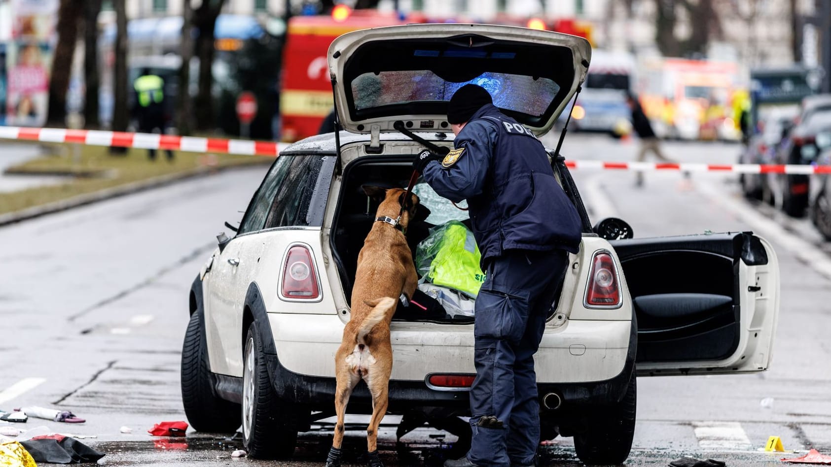 Die Polizei untersucht mit einem Spürhund ein Auto unweit des Stiglmaierplatz. In der Münchner Innenstadt ist ein Fahrzeug in eine Menschengruppe gefahren.