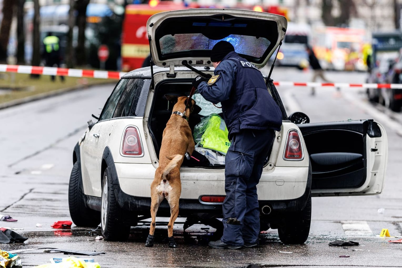 Die Polizei untersucht mit einem Spürhund ein Auto unweit des Stiglmaierplatz. In der Münchner Innenstadt ist ein Fahrzeug in eine Menschengruppe gefahren.