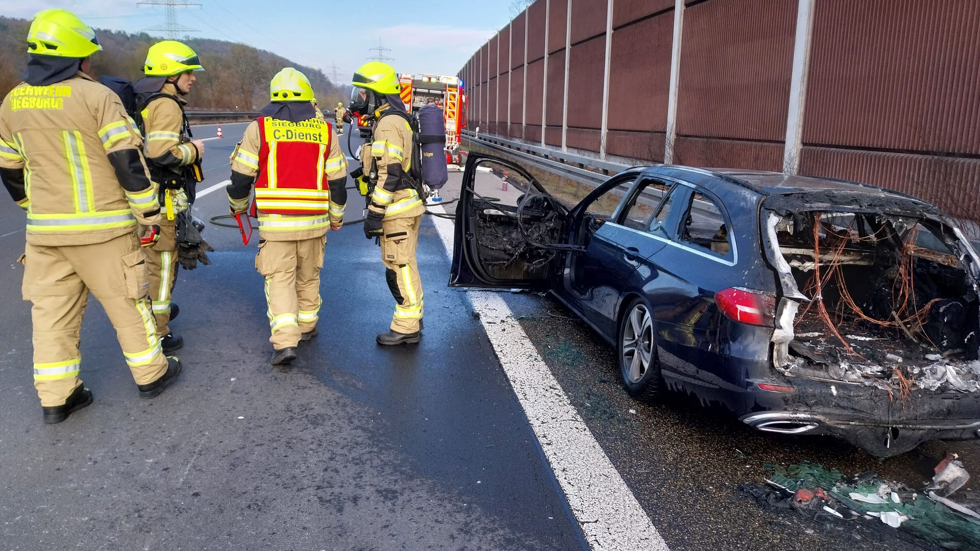 Wegen eines brennenden Fahrzeugs musste die A3 bei Köln kurzzeitig voll gesperrt werden. Ein Fahrstreifen ist mittlerweile wieder freigegeben worden.