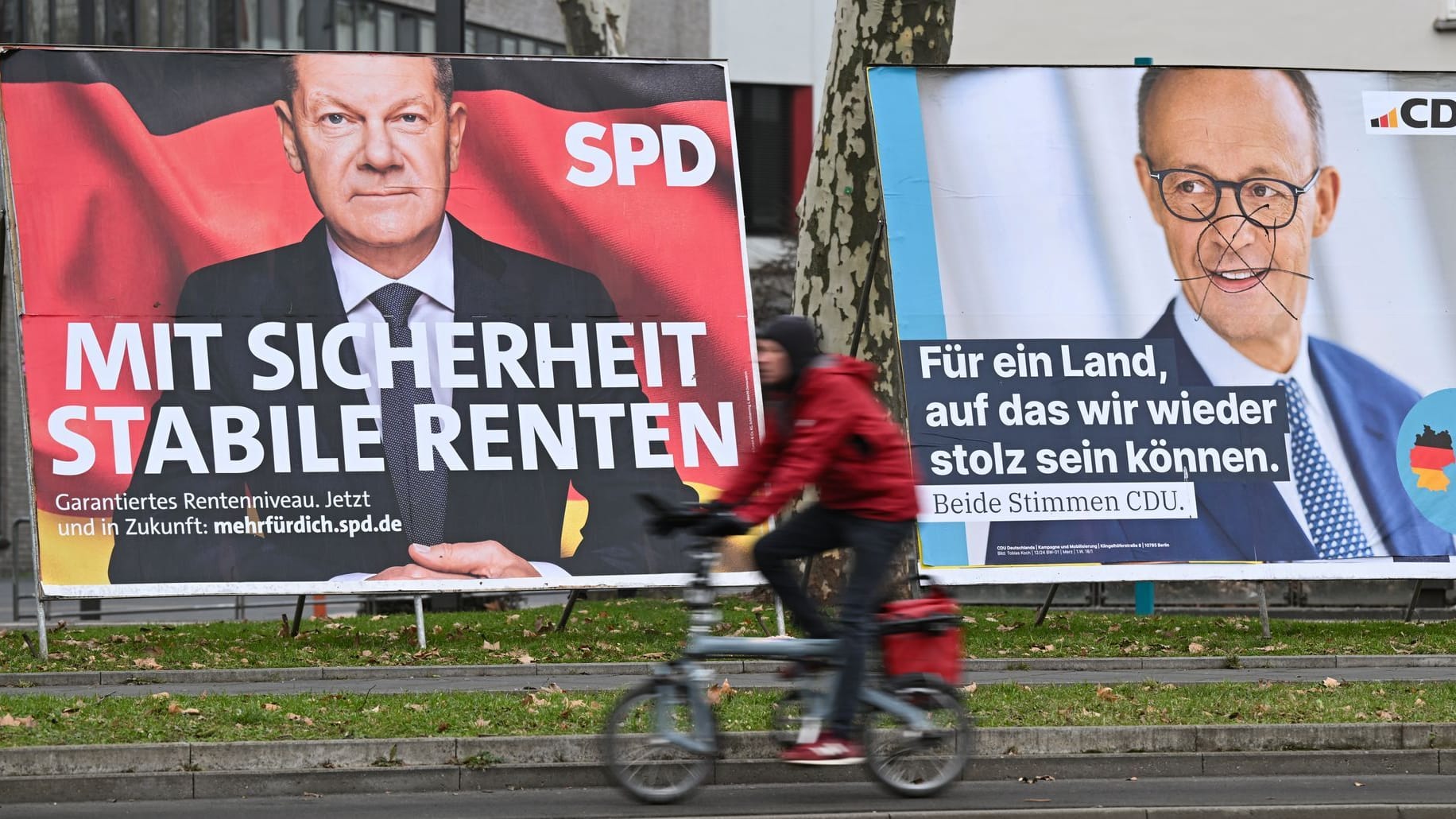 Wahlplakate (Symbolfoto): Nicht alle Parteien können aktuell von den Entwicklungen profitieren.