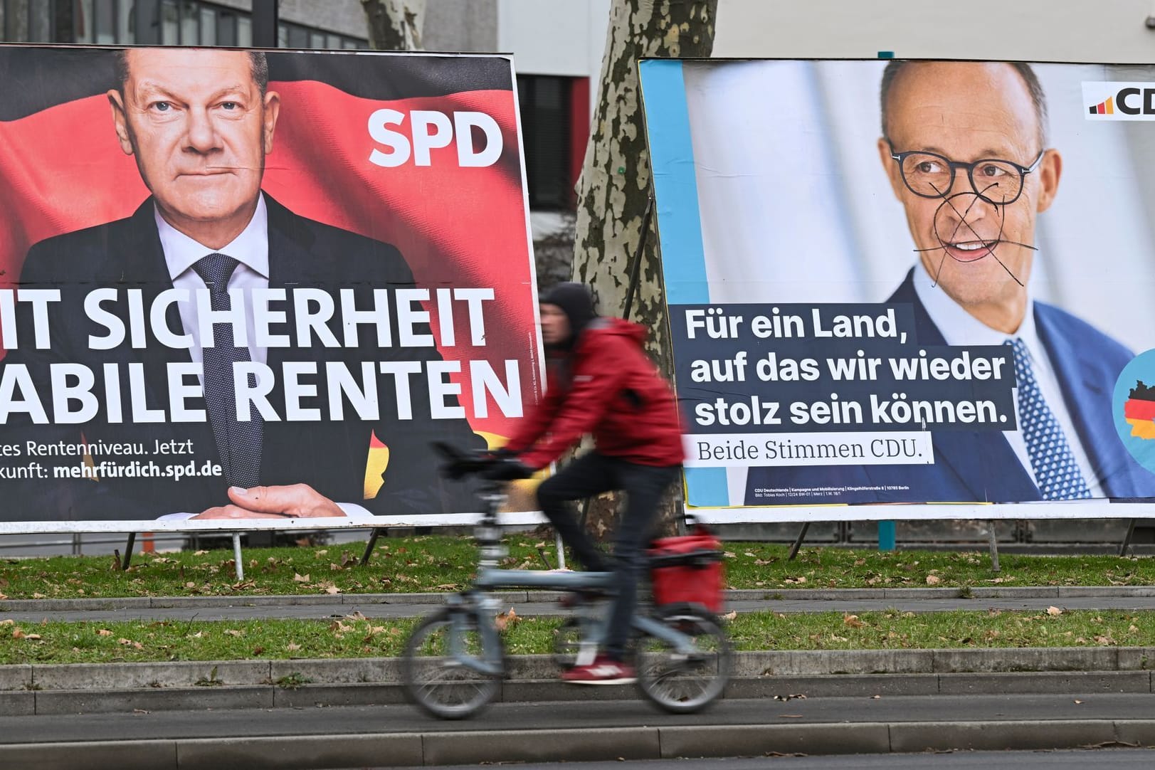 Wahlplakate (Symbolfoto): Nicht alle Parteien können aktuell von den Entwicklungen profitieren.