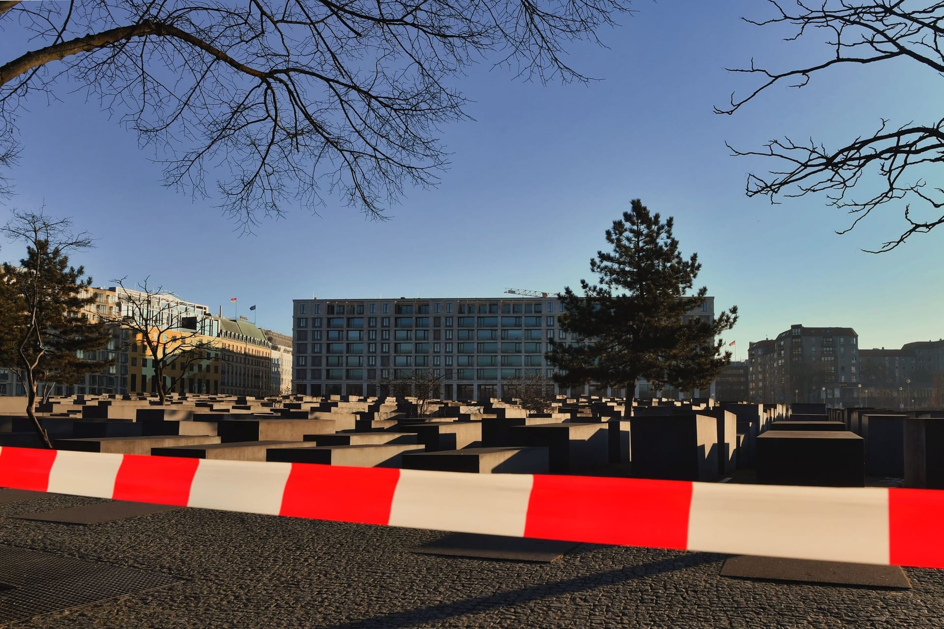 22.02.2025, Berlin: Nach dem Angriff am Holocaust-Denkmal in Berlin ist am Morgen der Bereich immer noch abgesperrt. Foto: Paul Zinken/dpa