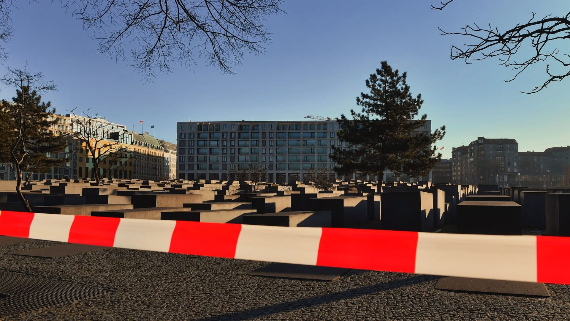 22.02.2025, Berlin: Nach dem Angriff am Holocaust-Denkmal in Berlin ist am Morgen der Bereich immer noch abgesperrt. Foto: Paul Zinken/dpa