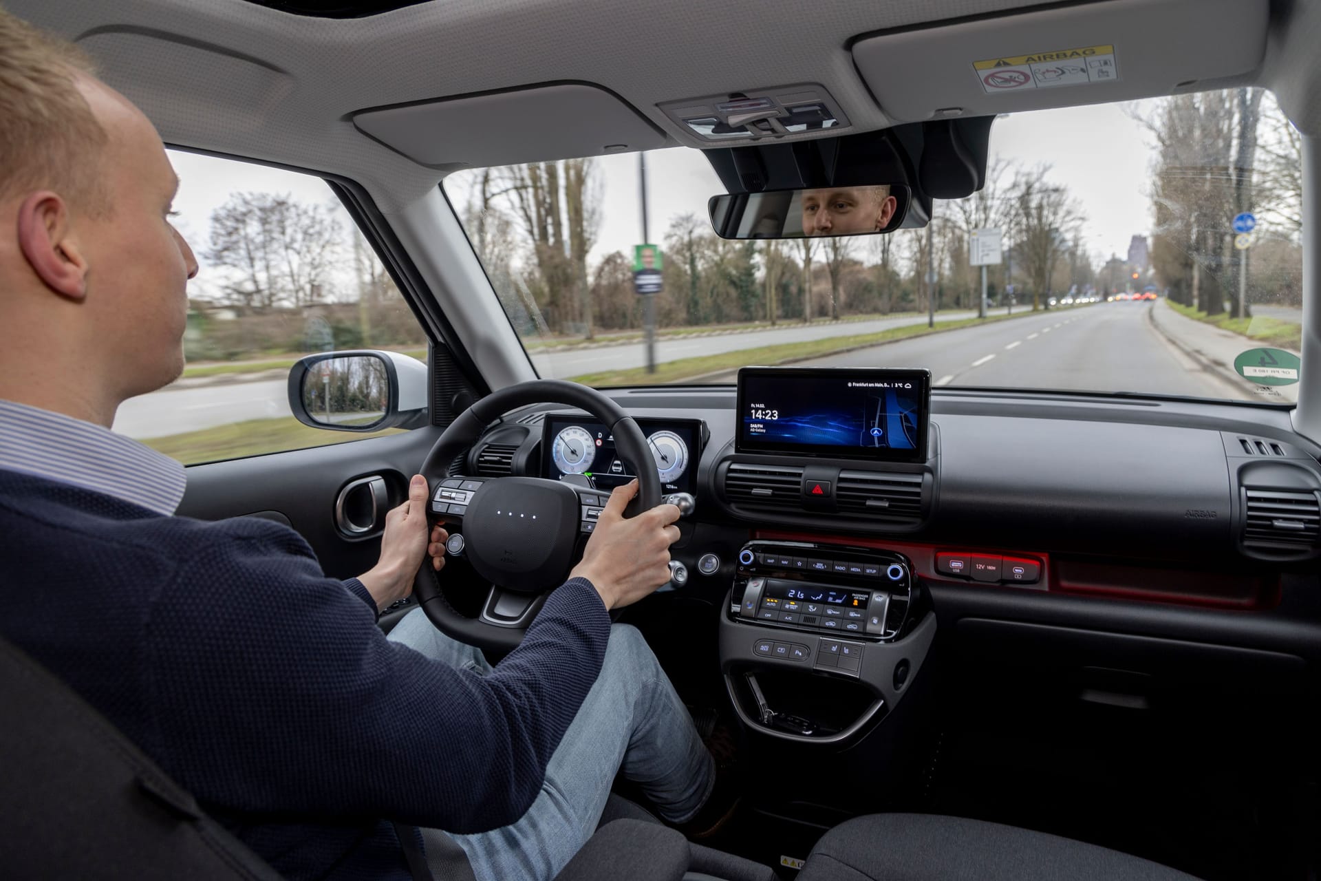 Cockpit: Immer mit zwei 10,25 Zoll großen, gut ablesbaren Displays und Knöpfen für wichtige Funktionen – gut so. Etwas zerklüfteter Look, einfache Materialien.