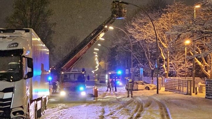 Die Feuerwehr in Berlin wurde in der Nacht zu zahlreichen Unfällen gerufen.