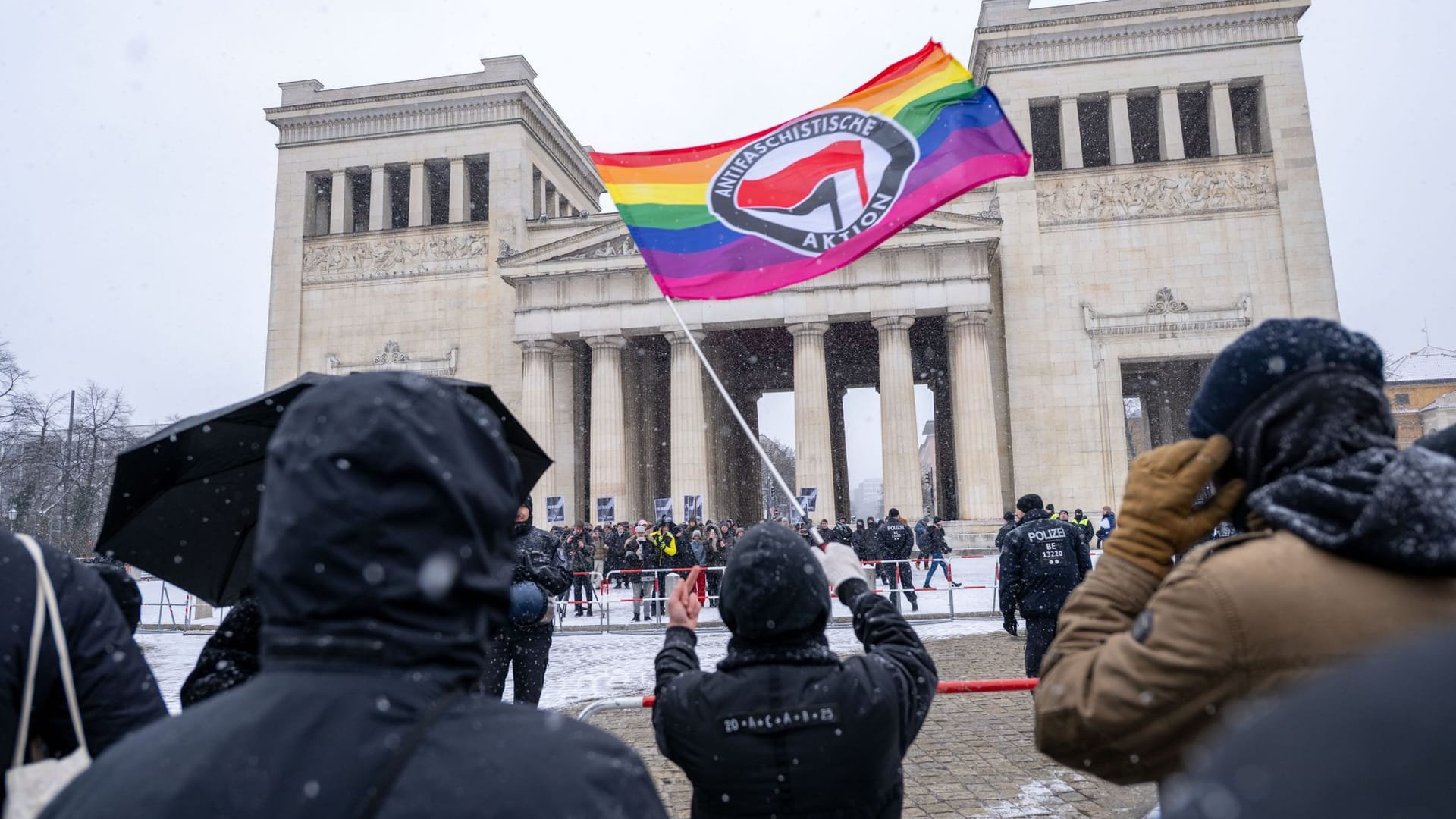 Die Demonstranten sind sich nicht grün: Ein Teilnehmer der Gegendemo zeigt der AfD seinen Mittelfinger.