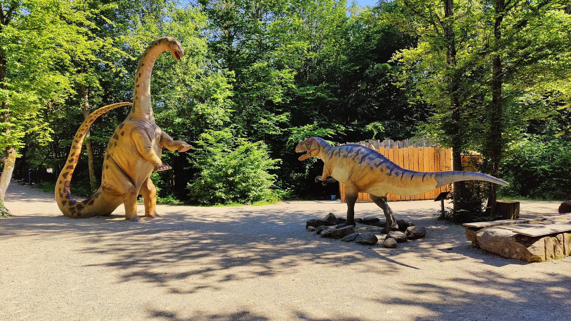 Im Dinosaurierpark der Teufelsschlucht reisen Familien in der Zeit zurück.