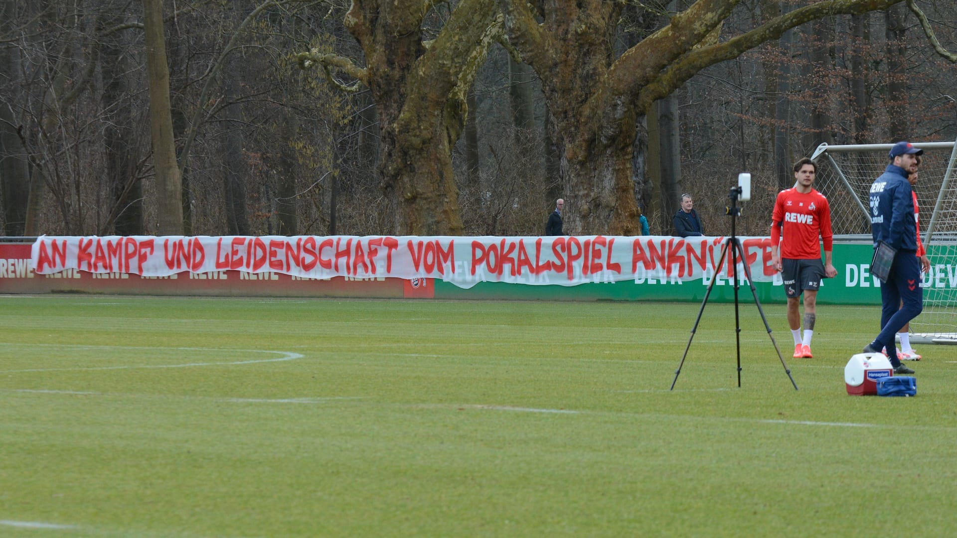 Die Fans des 1. FC Köln wünschen sich gegen Fortuna Düsseldorf Kampf und Leidenschaft. Das Plakat war beim Abschlusstraining zu sehen.