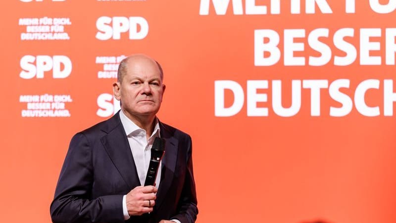 Scholz stellt sich in der Stadthalle den Fragen der Franken: Eine Frau bittet nach dem Vorfall in München um "Vernunft, Maß und Menschlichkeit."