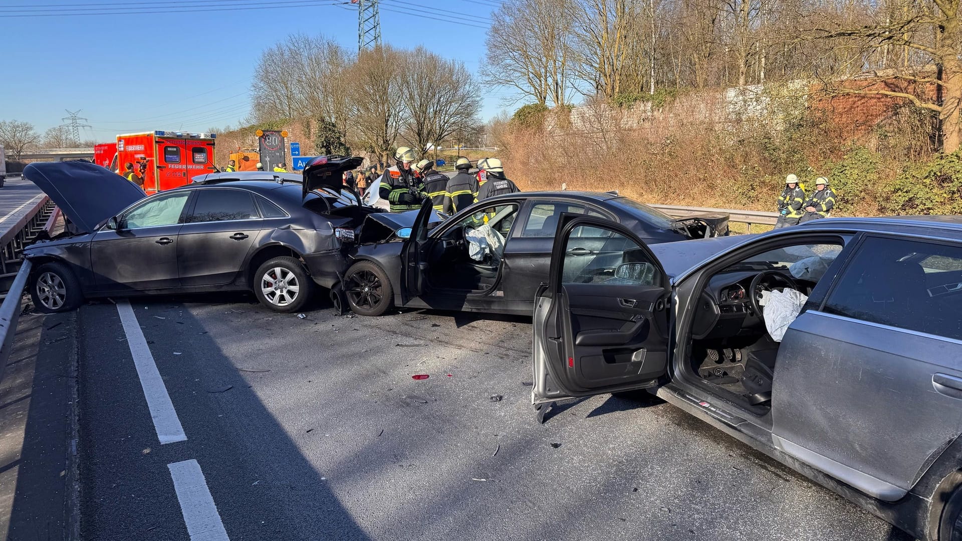 Unfall mit mehreren Fahrzeugen: In Höhe Halstenbek kam es zu einem schweren Unfall.