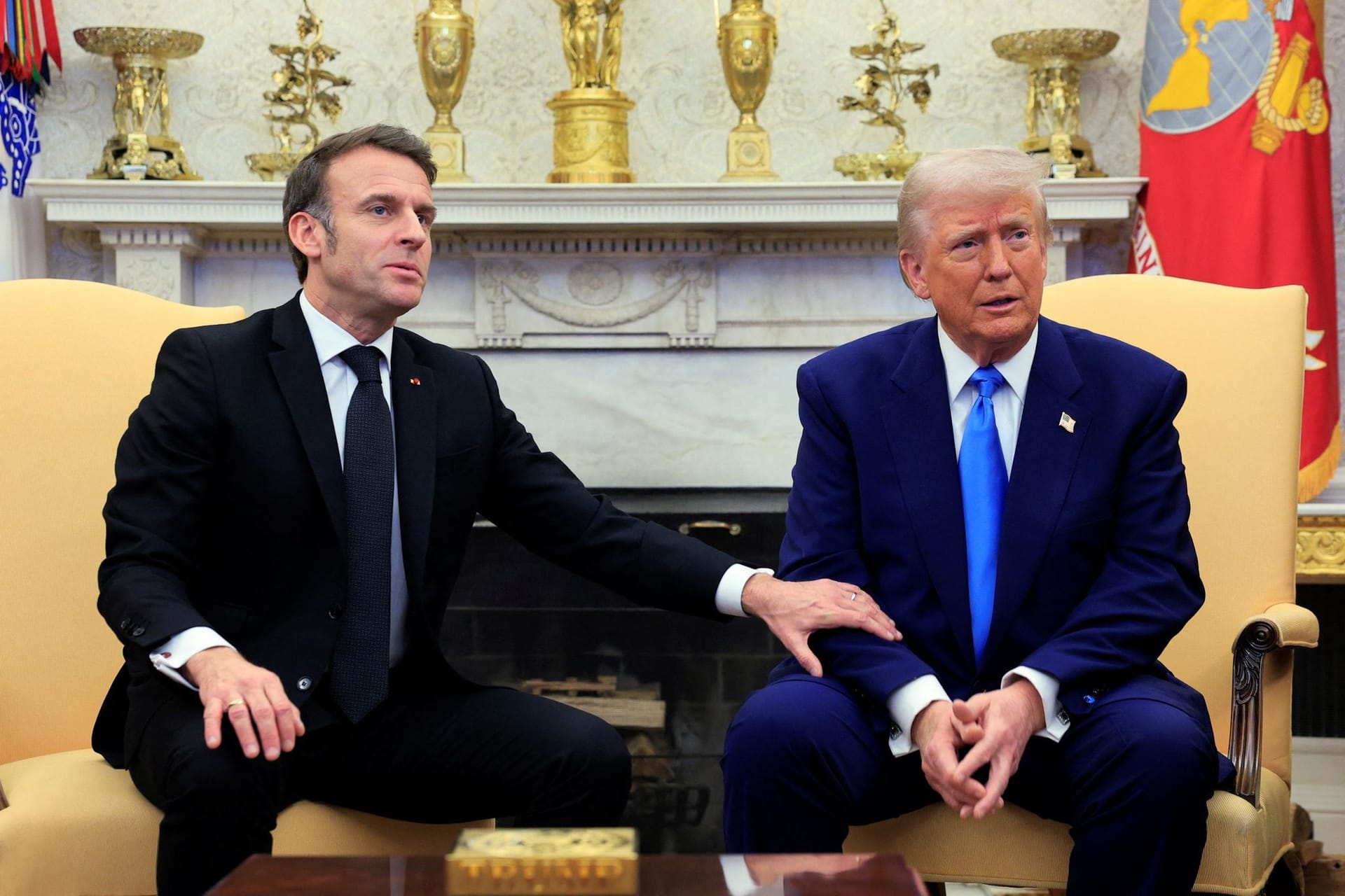 Aufnahmen zeigen: So brüskiert Macron Trump im Weißen Haus.