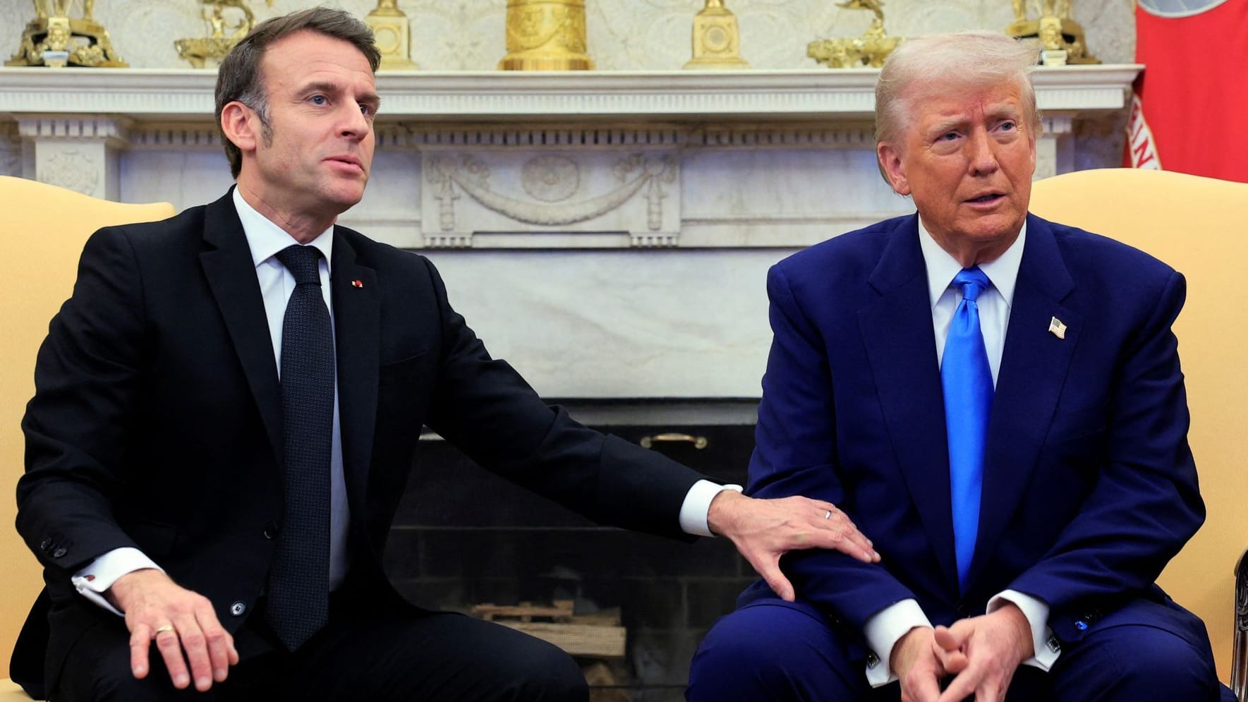 Aufnahmen zeigen: So brüskiert Macron Trump im Weißen Haus.