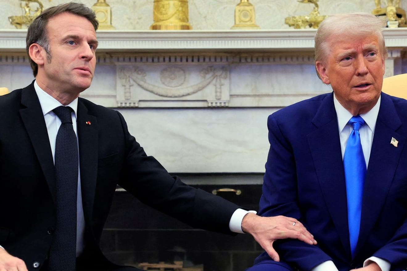 Aufnahmen zeigen: So brüskiert Macron Trump im Weißen Haus.